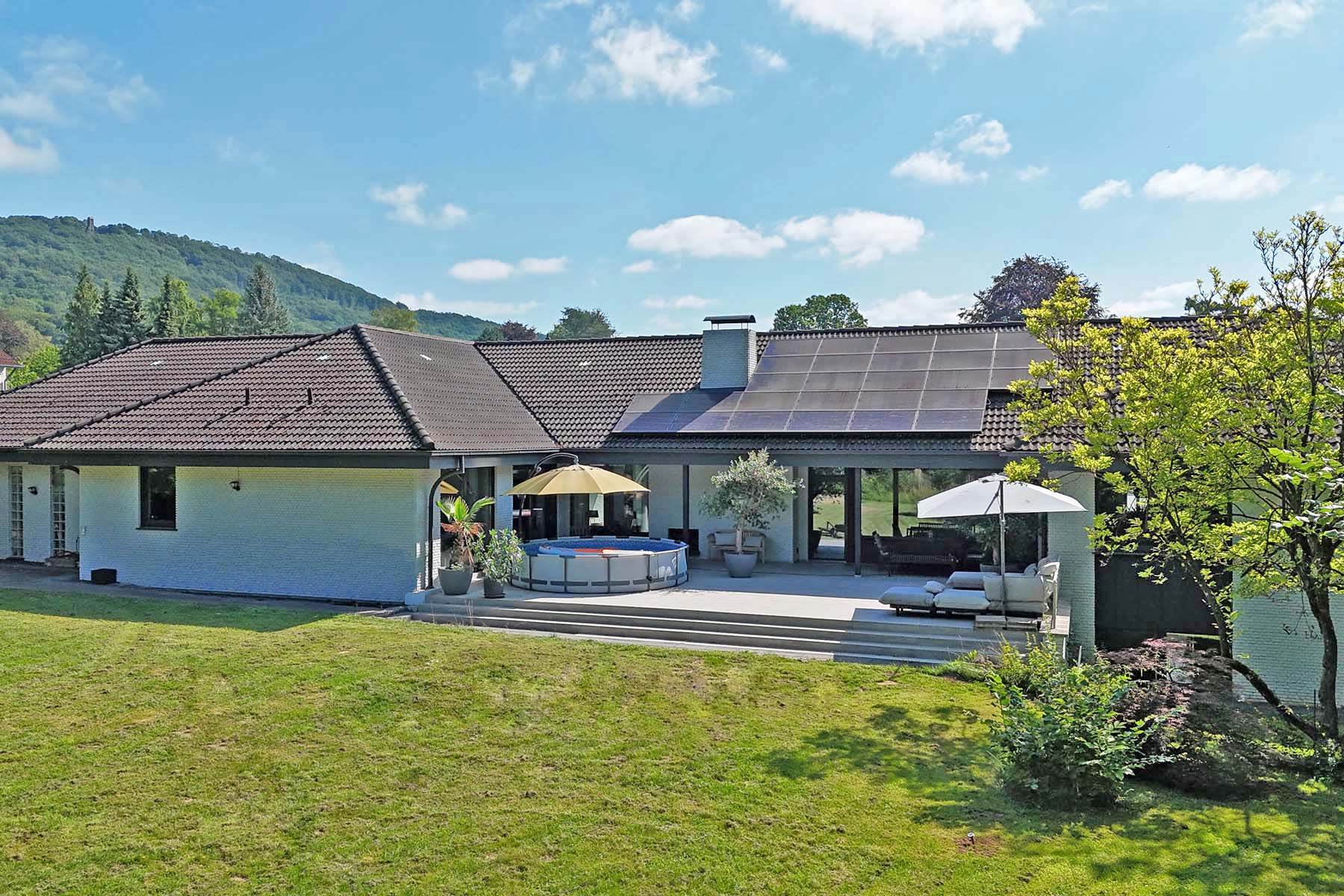Imposante Bungalowvilla mit über 400 m² Wohnfläche auf parkähnlichem Grundstück