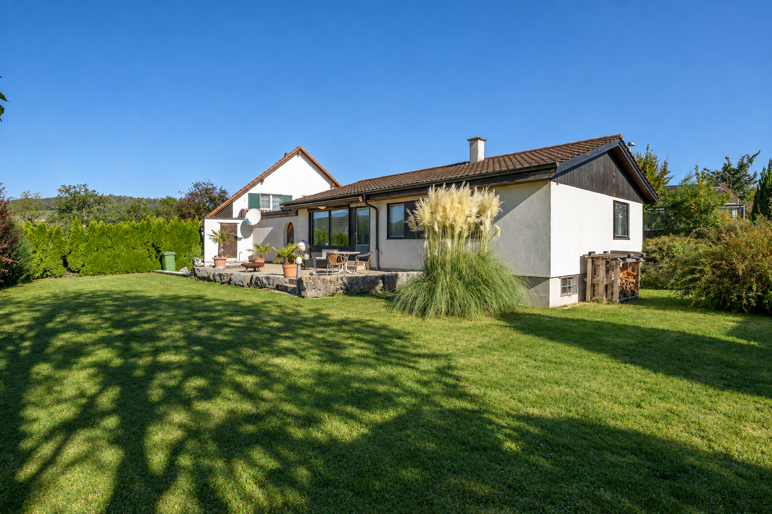 Detached living with a sunny garden