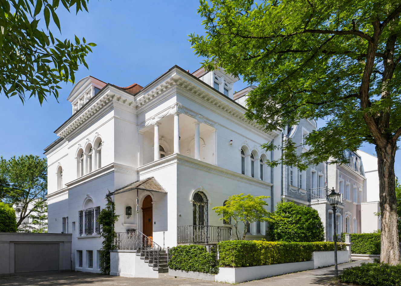 Historic city villa with generous space