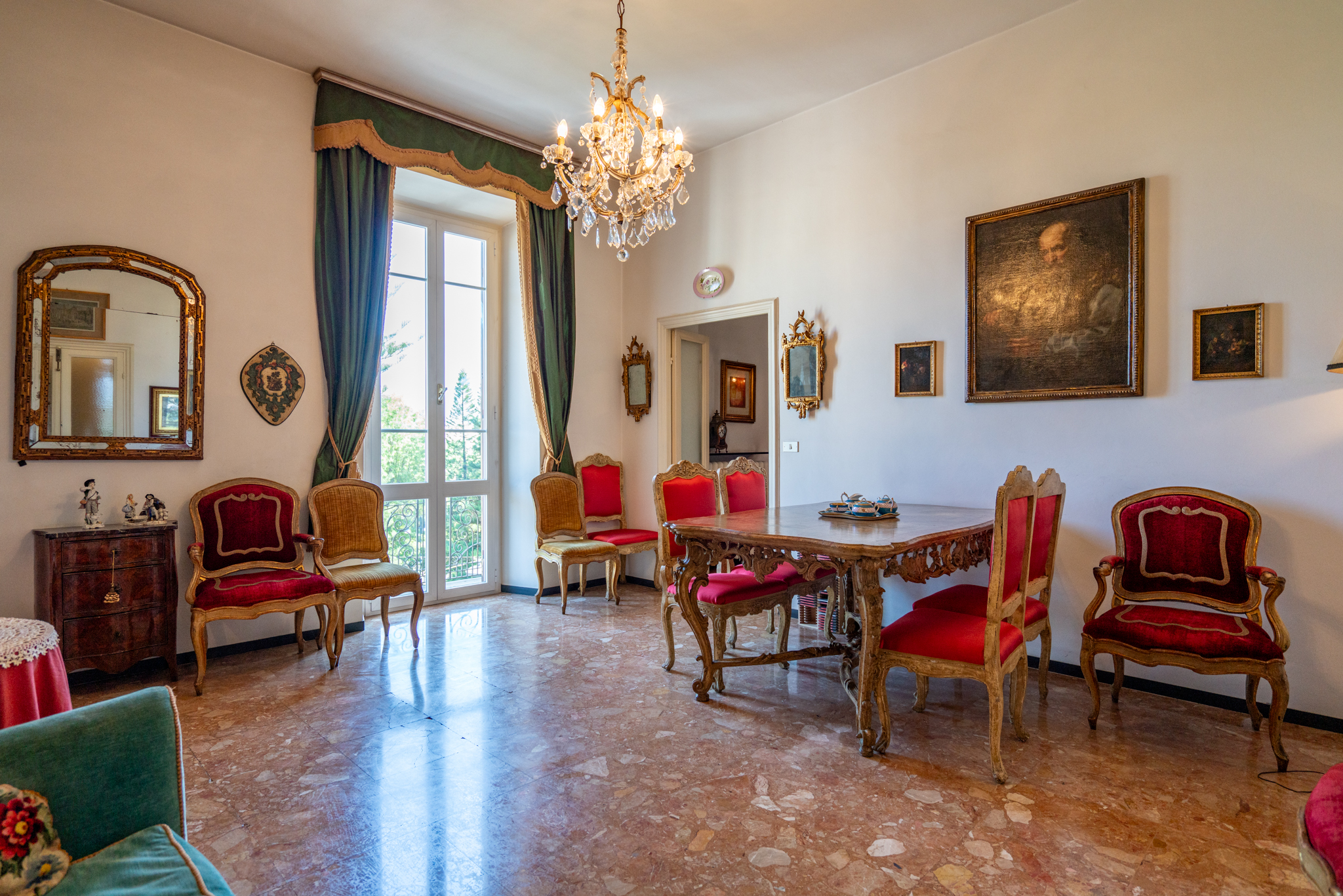 Spacious, bright apartment downtown, just steps from the sea