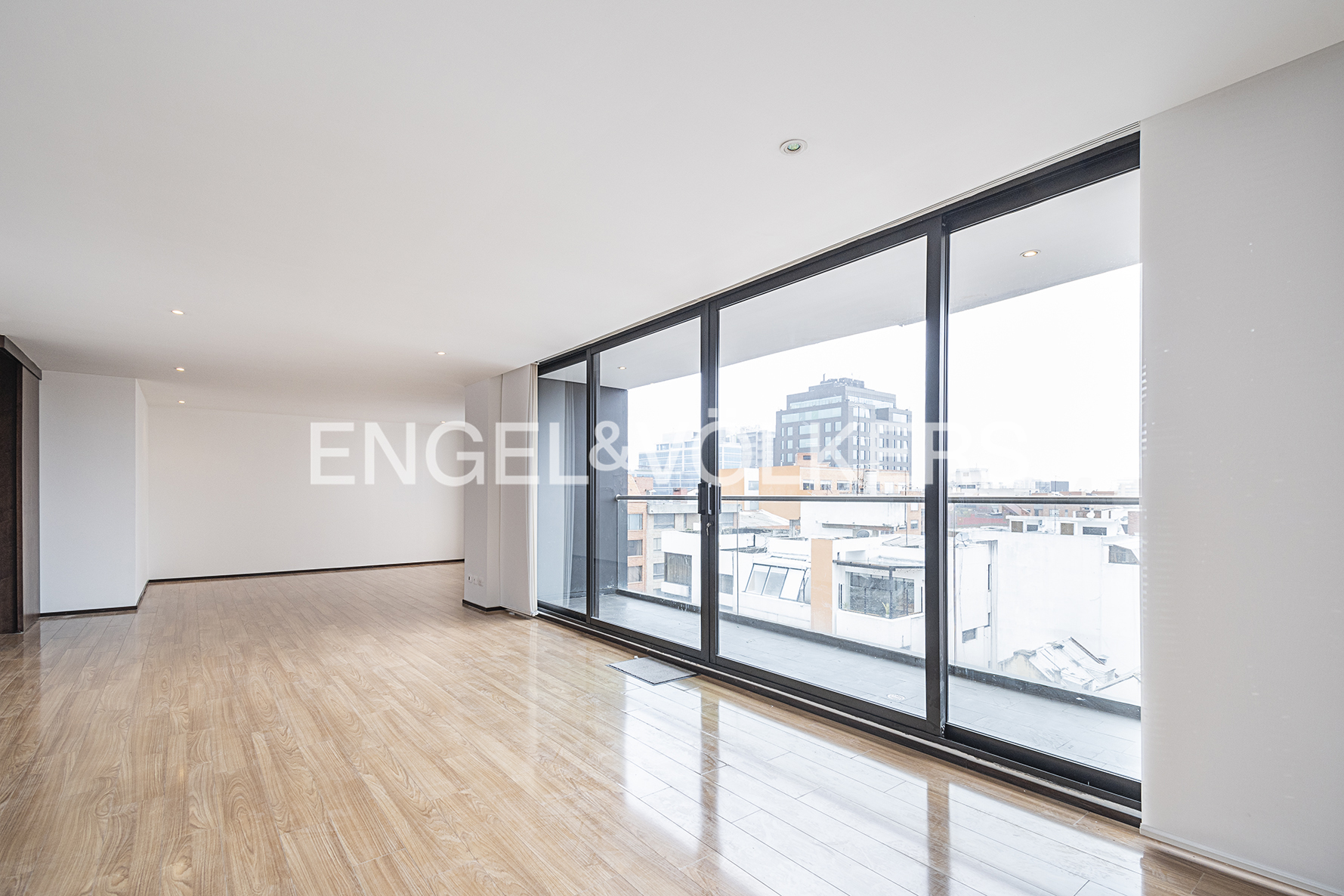 Penthouse con balcón para arriendo en Rincón del Chicó