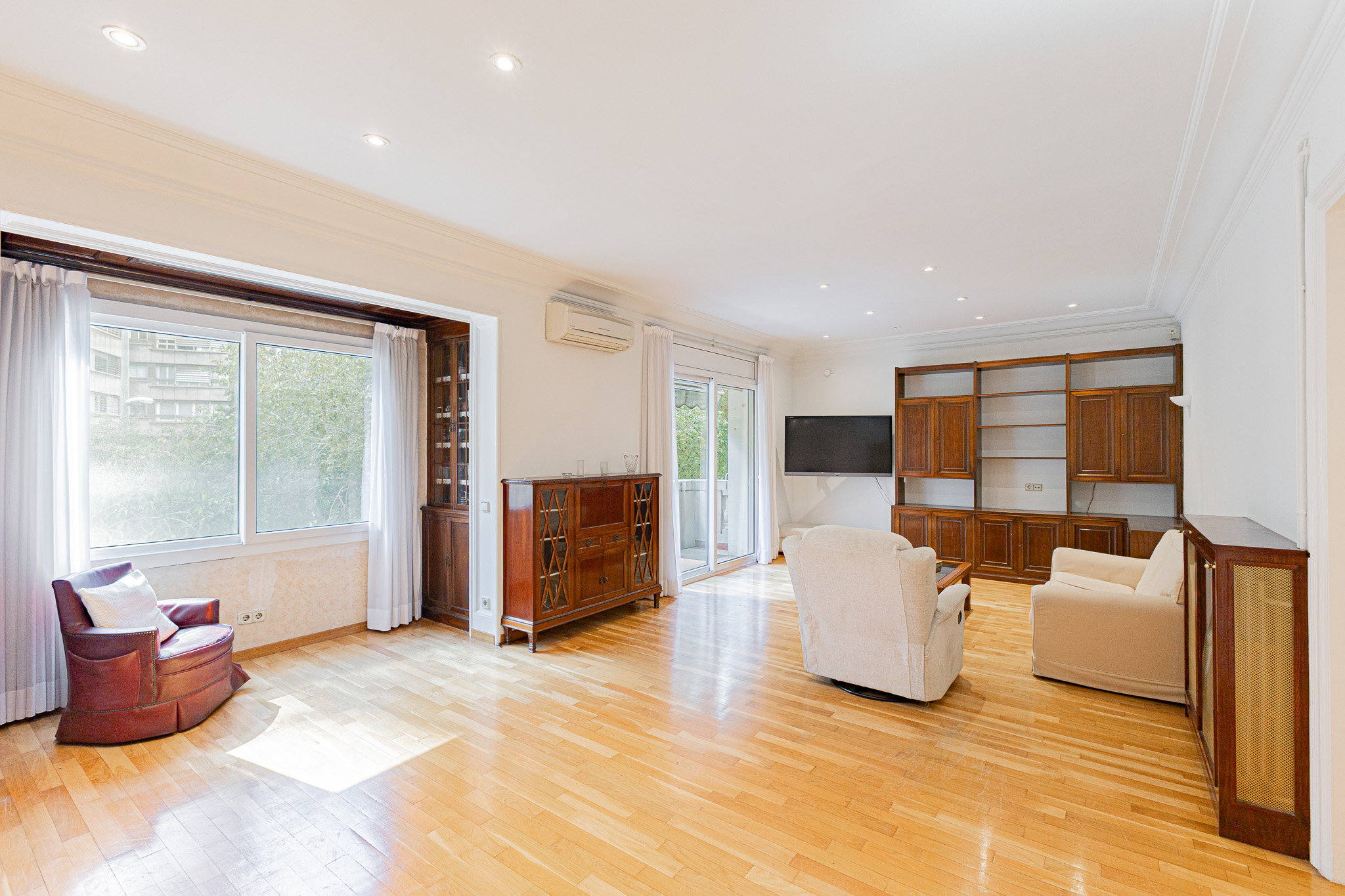 Spacious Apartment with Outstanding Potential in the Heart of Eixample Esquerra