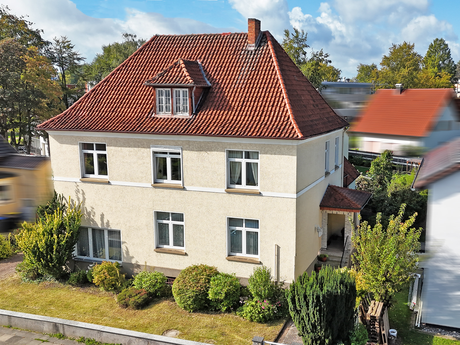 Stadtnahes Zweifamilienhaus mit Ausbaureserve für eine dritte WE