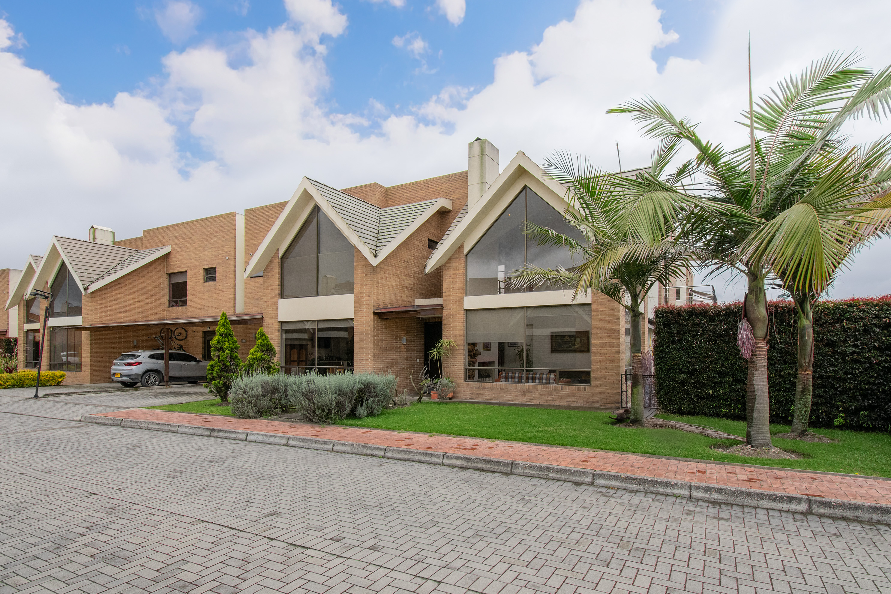 Casa con jardín para venta en conjunto en Cajicá
