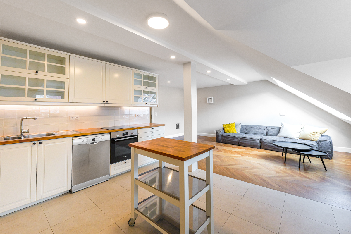 Rent an apartment 4+kt, 155 m², with a panoramic view of Prague Castle