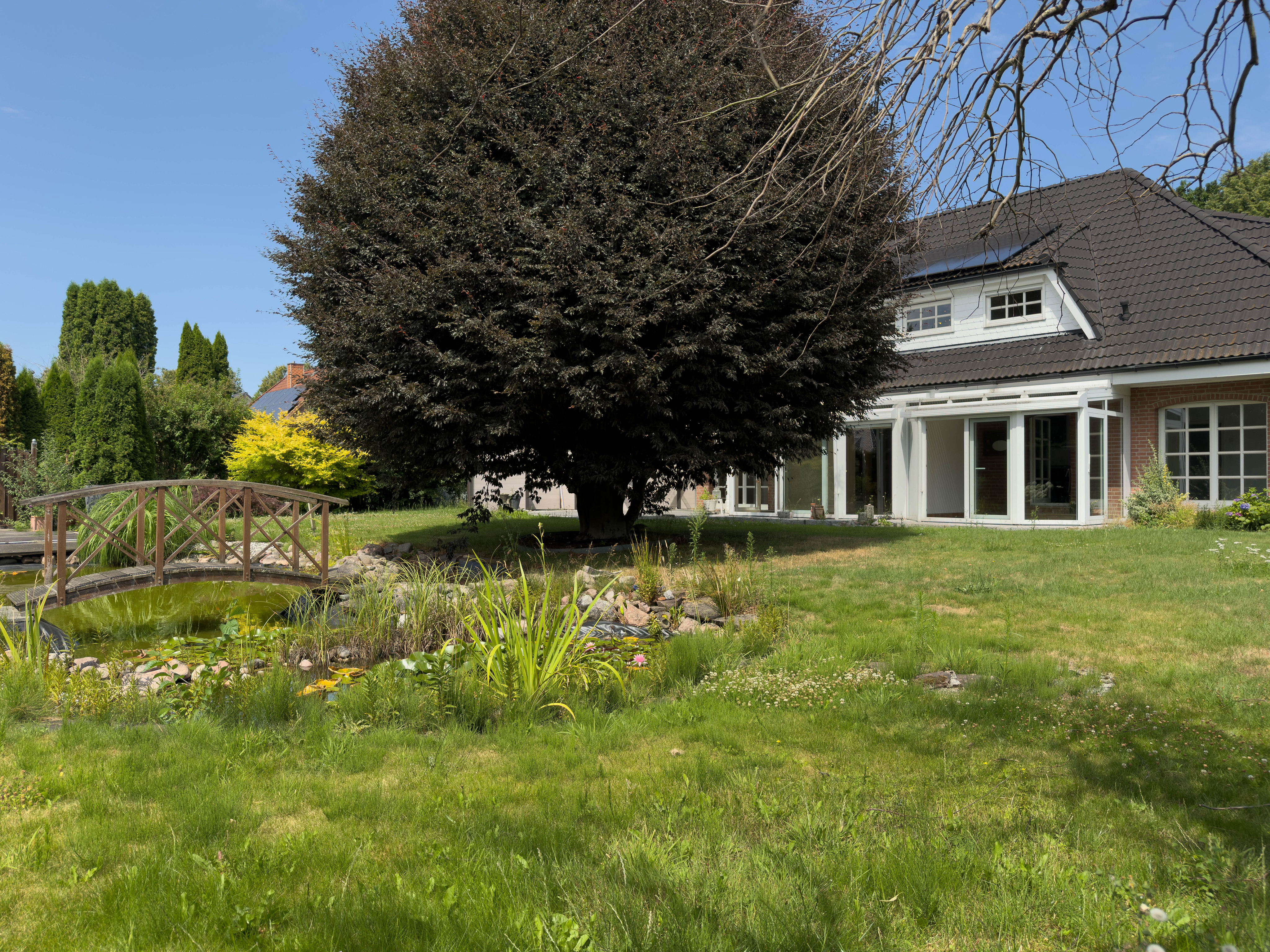 Hochwertige Villa mit separater Einliegerwohnung und wunderschönem Garten