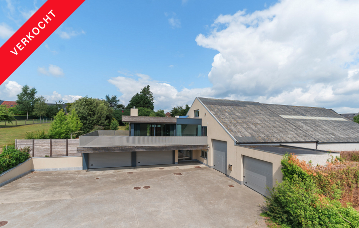 Magazijn met een luxueuze gezinswoning in het landelijke Mater