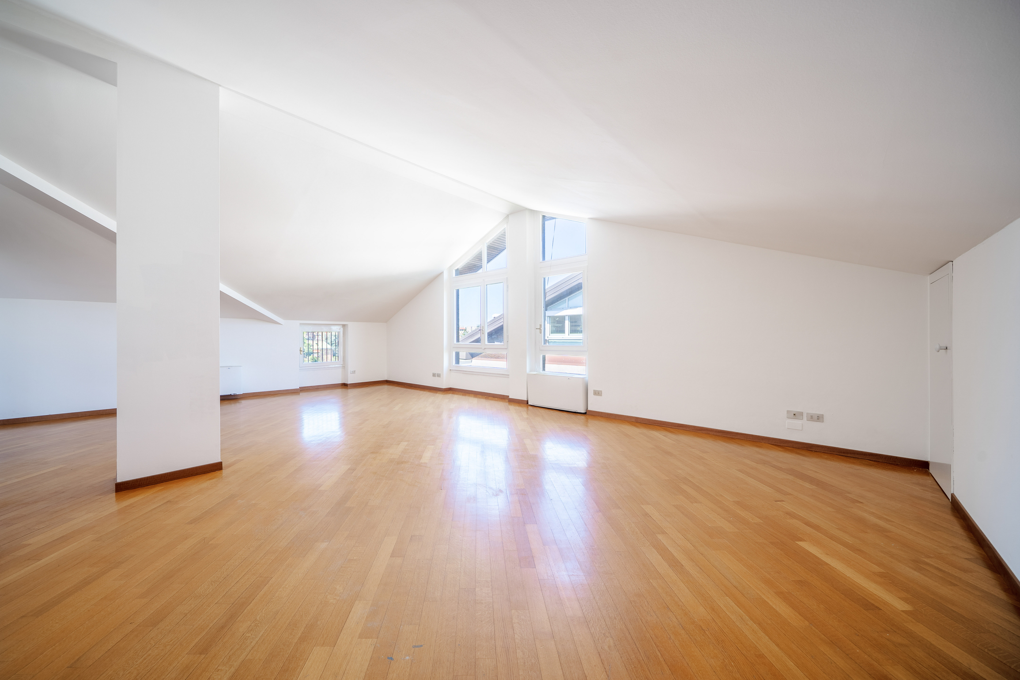 Spacious Top-Floor apartment in the Maggiolina Area