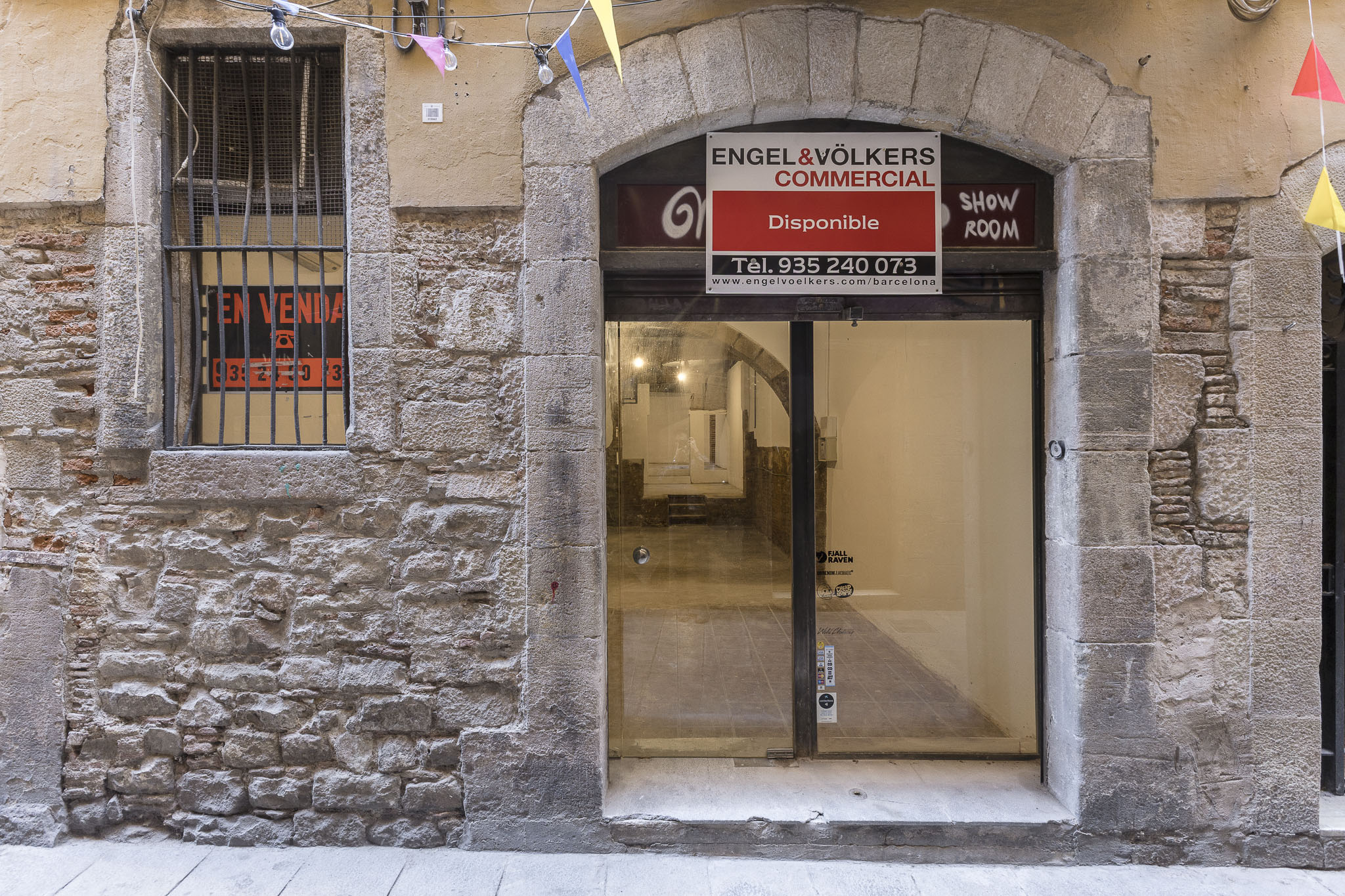 Local comercial reformado con encanto arquitectónico en el Gótico