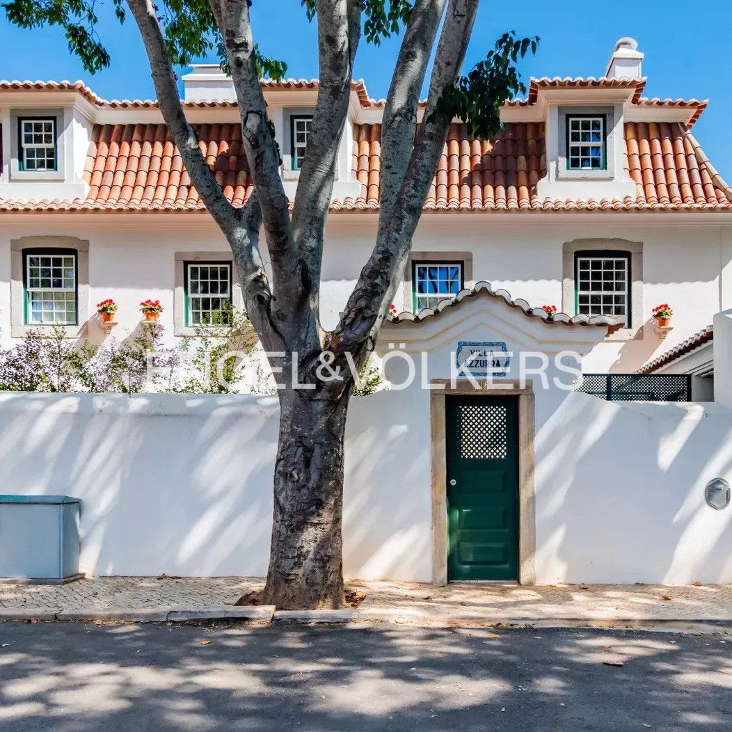Iconic Villa with 8 bedrooms in the heart of Cascais
