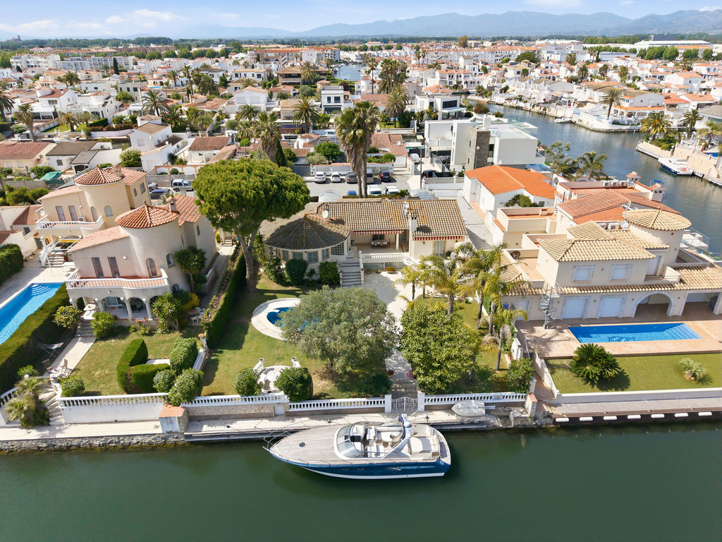 Villa with 25 m mooring on a wide canal