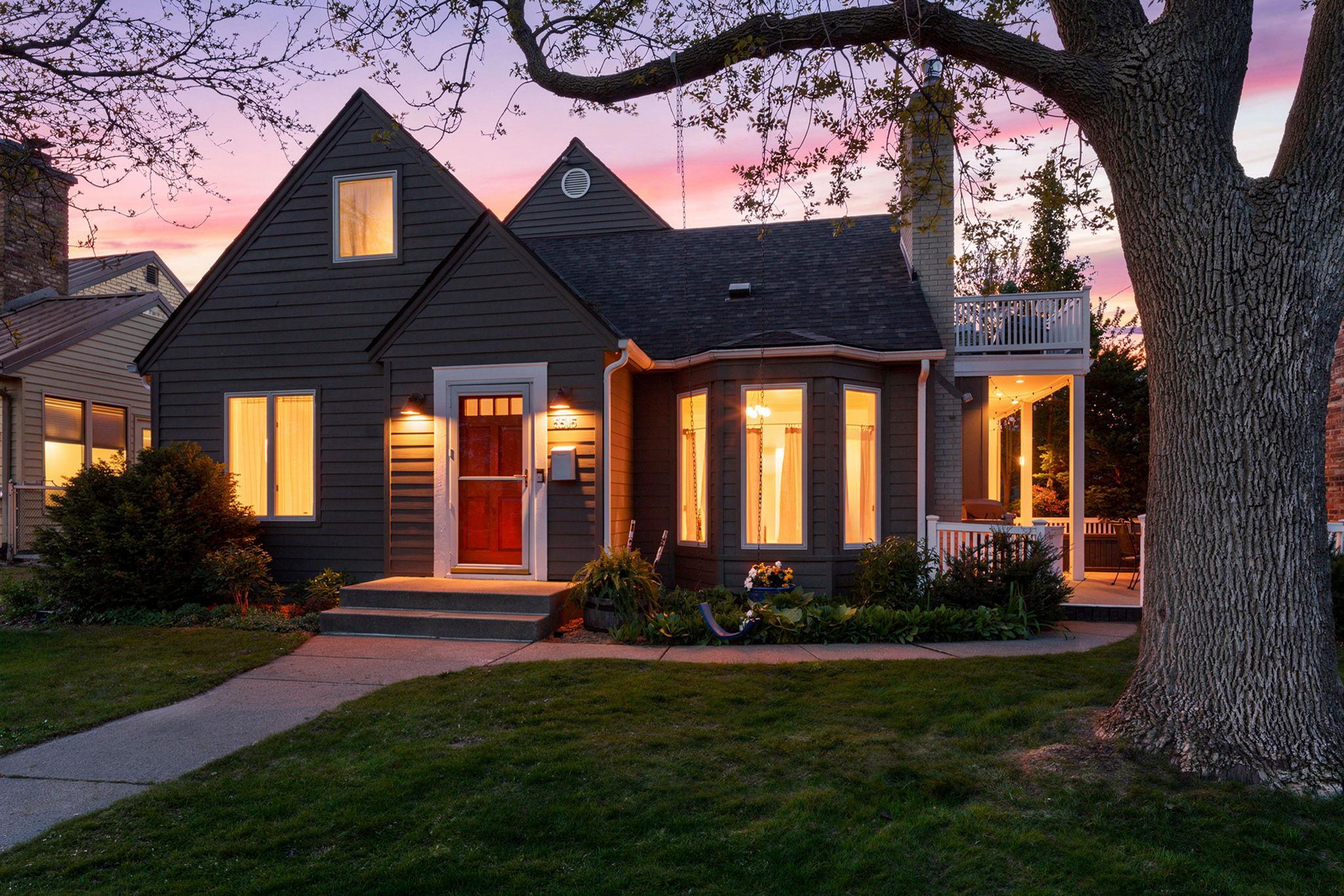 Queen Ave S Charmer: Walk to Armatage Park & Minnehaha