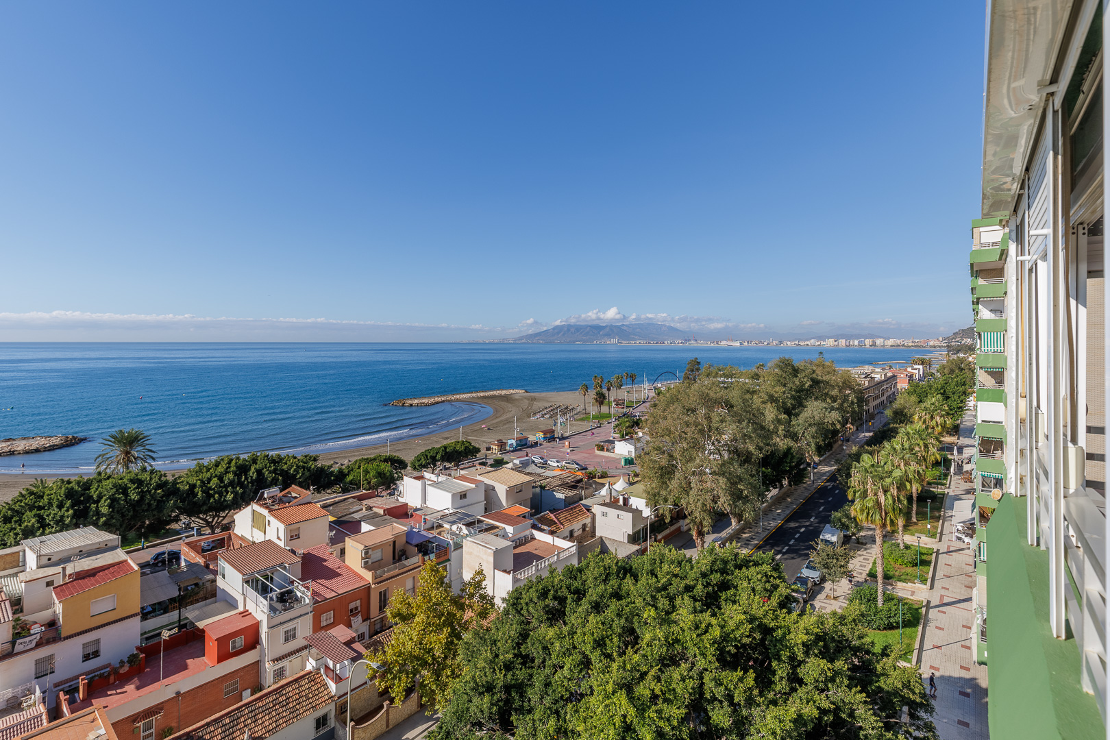 A bright apartment with panoramic sea views just a few steps from the beach