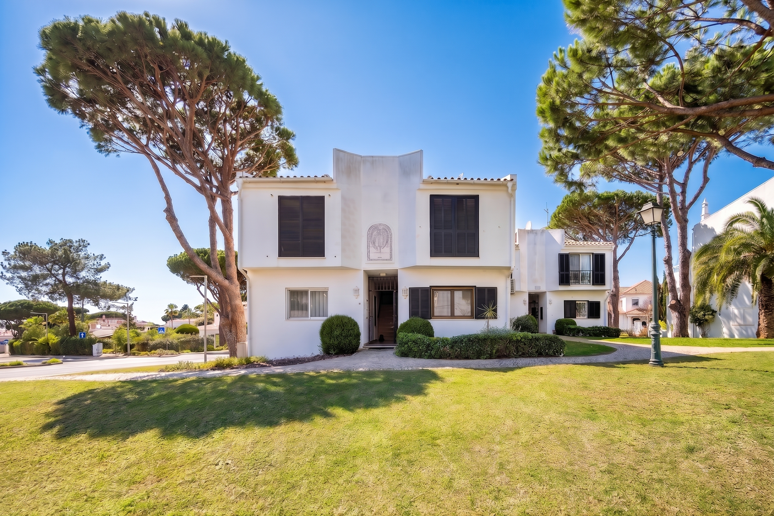 Stylish Fully Renovated 2-Bedroom Apartment in the Prestigious Tennis Area of Vale do Lobo