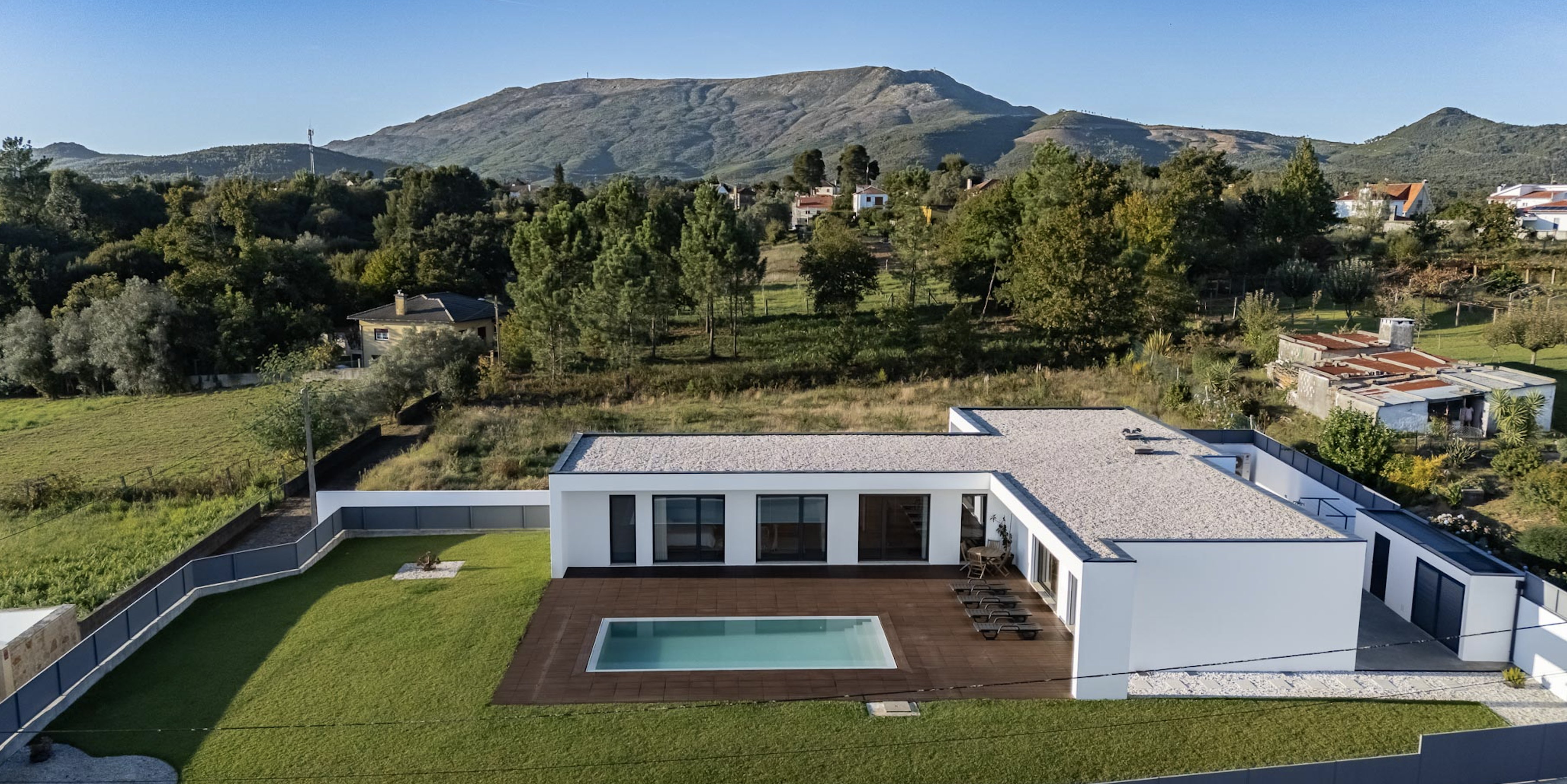3+1-bedroom house with pool and buildable land in Lanheses, Viana do Castelo, Northern Portugal