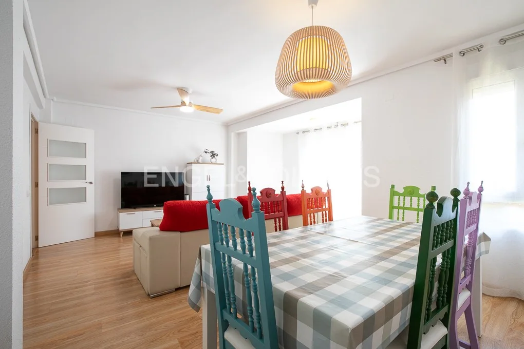 Wide flat next to Turia River for short term
