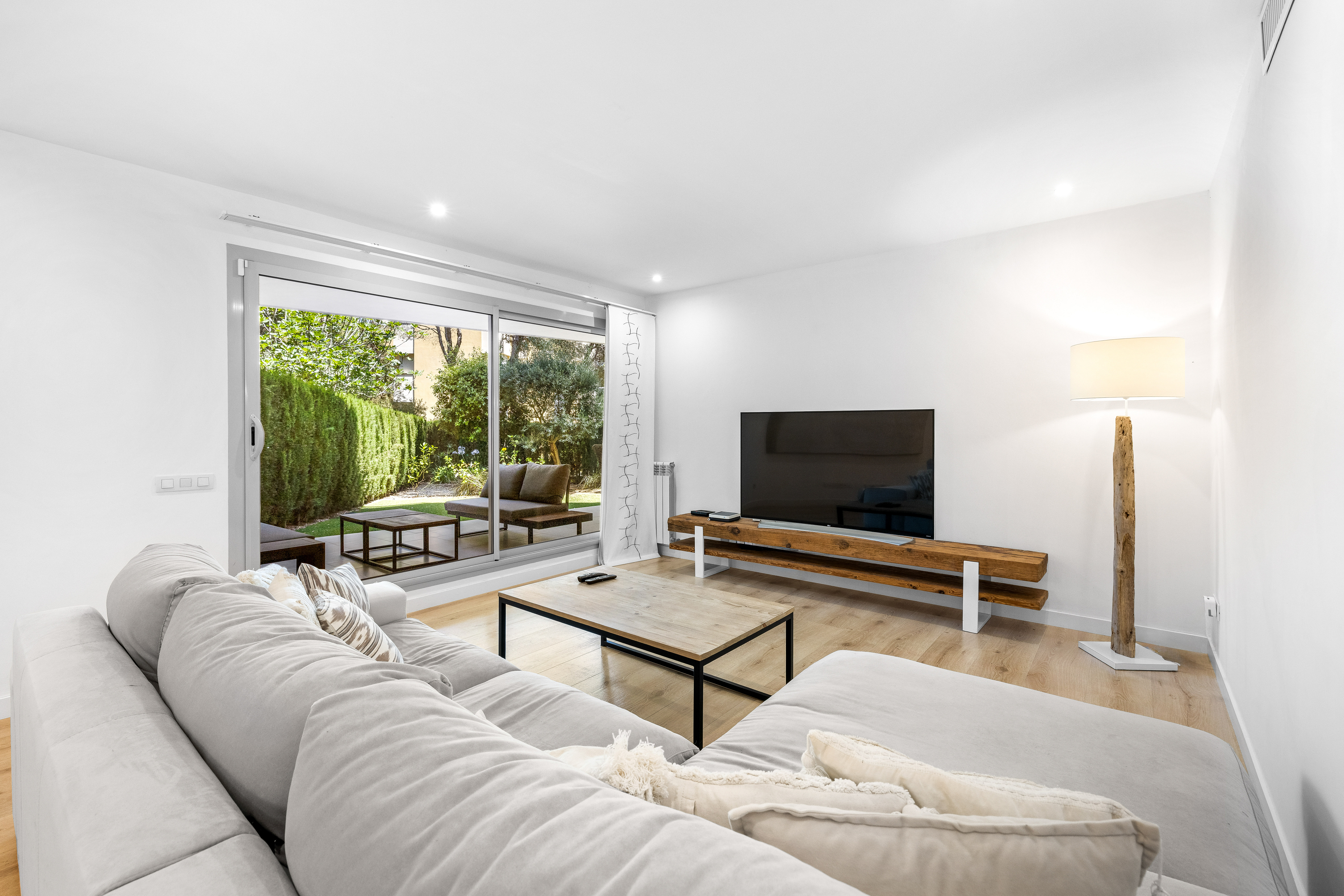 Bright modern apartment in popular community