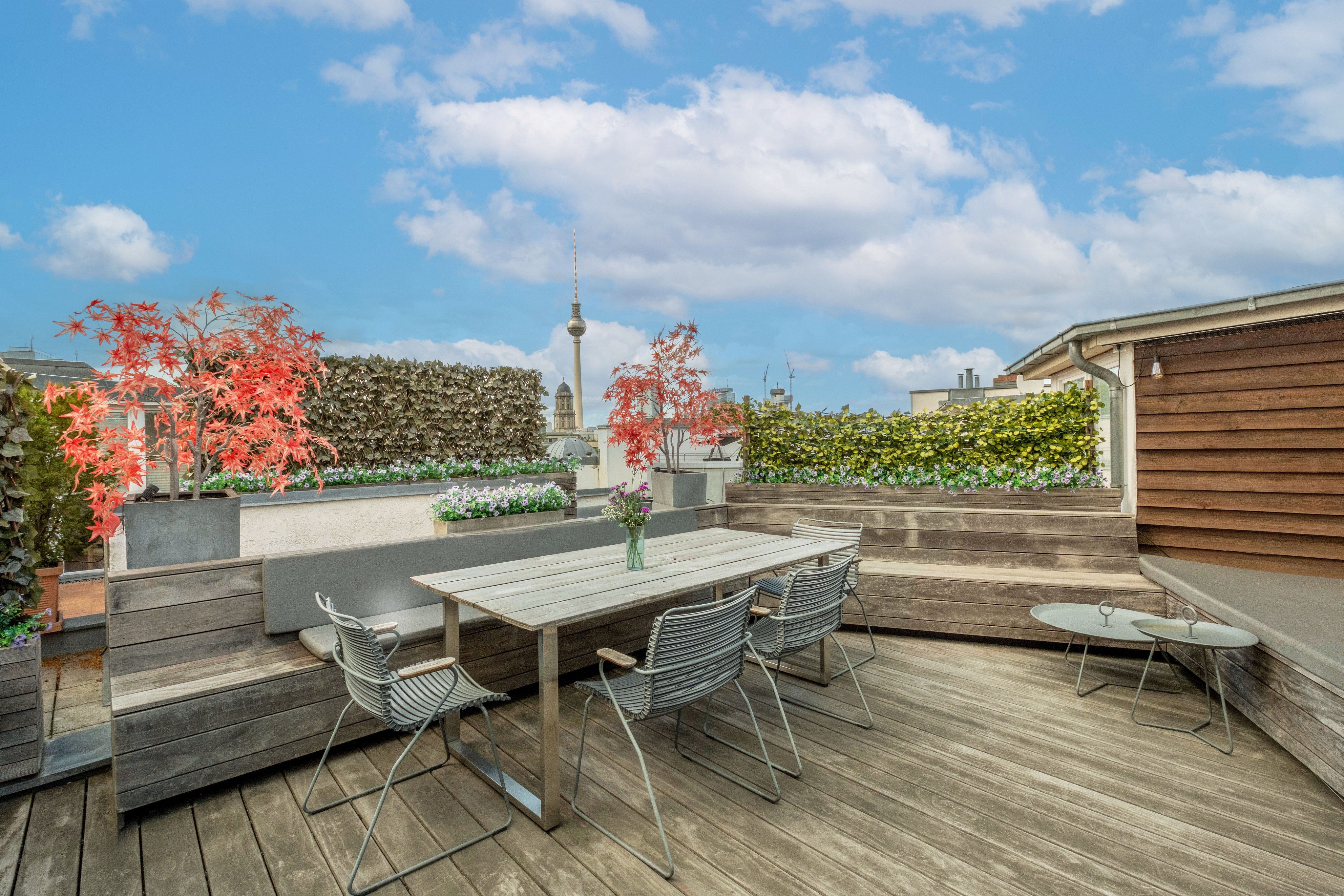 Skyline-Flair trifft Luxusdesign: Exklusive Dachgeschossresidenz mit Galerie und Dachterrasse im Herzen Berlins