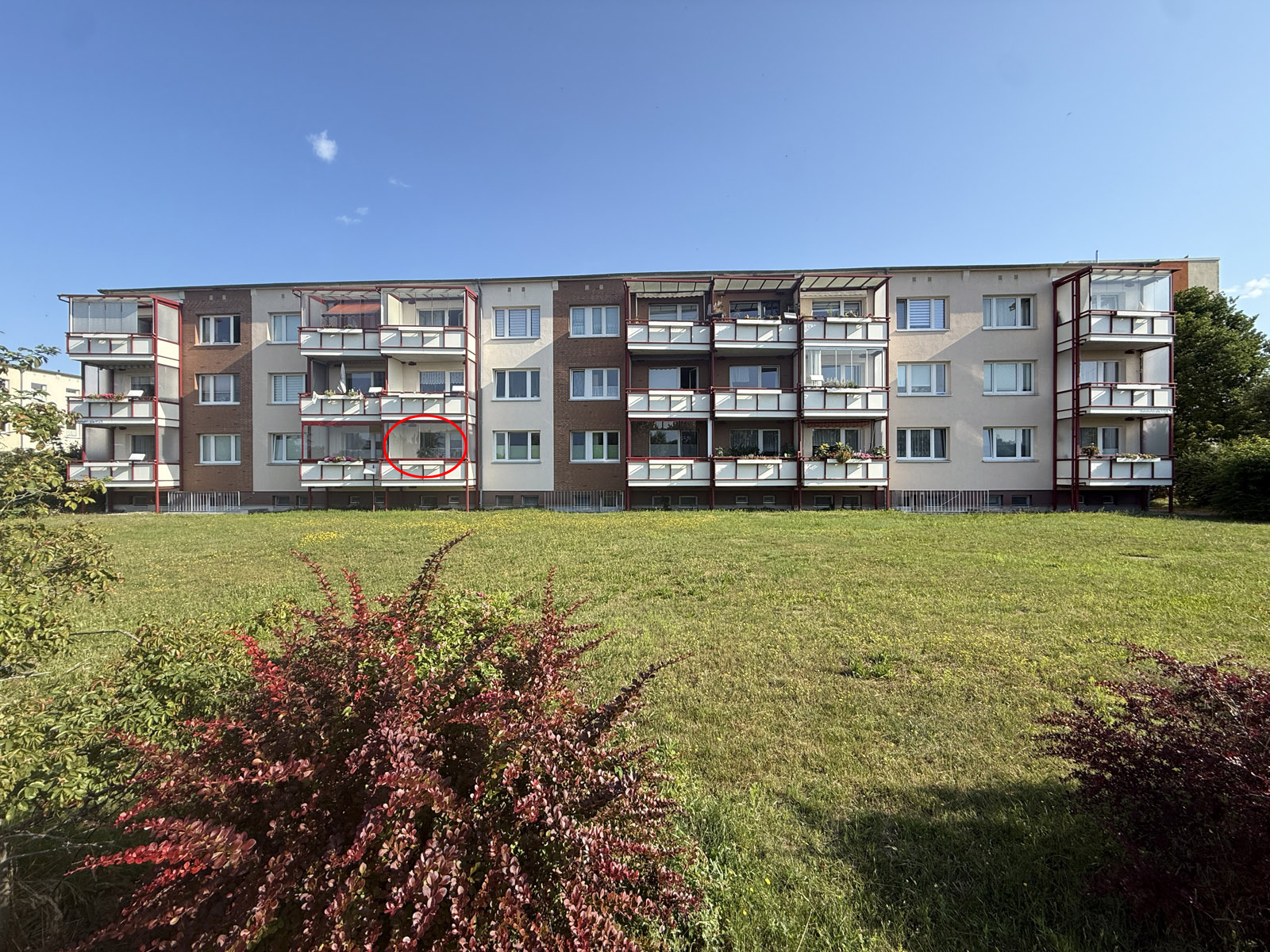 Wohnen zwischen Wald und Ostsee – attraktive 2-Zimmer-Hochparterrewohnung mit Südbalkon