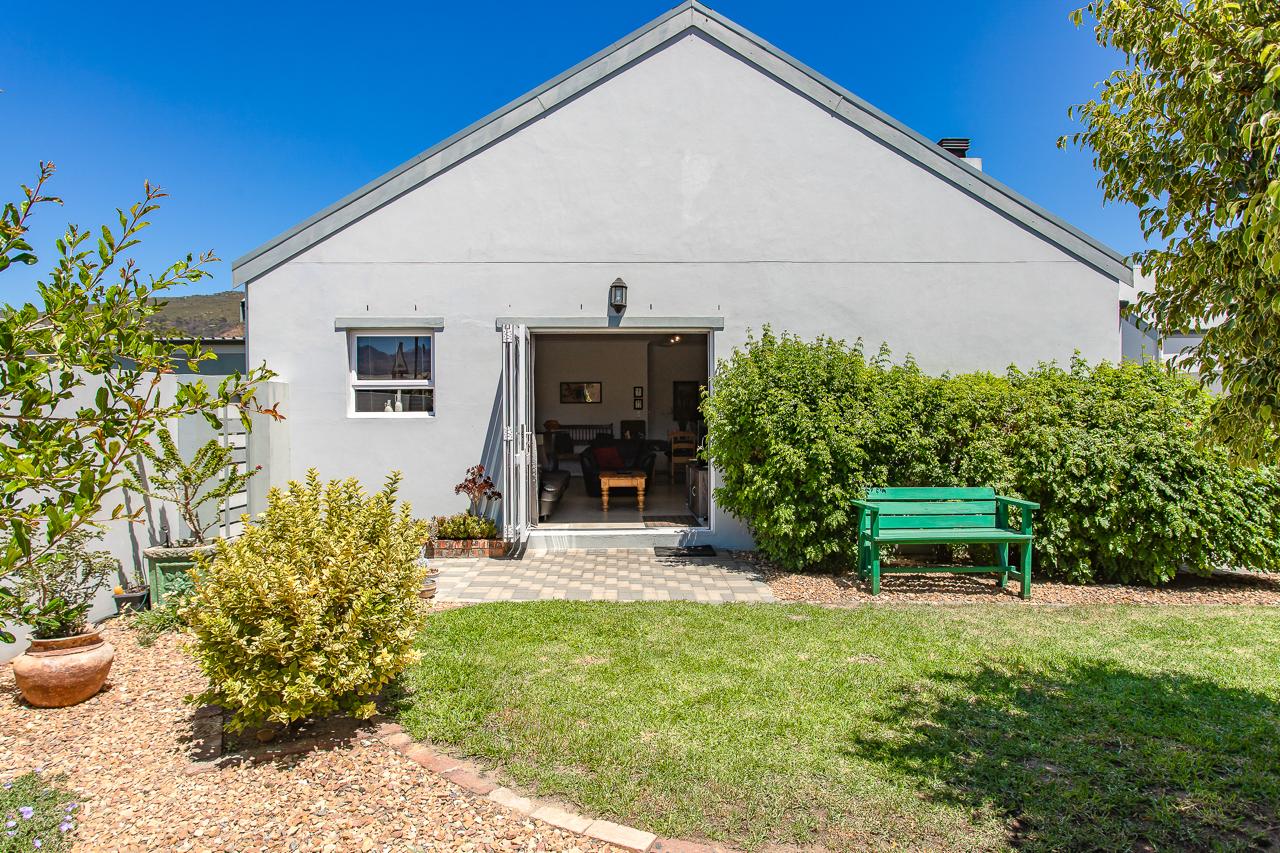 Tranquil 3-Bedroom Family in Honeydew Estate, Paarl.