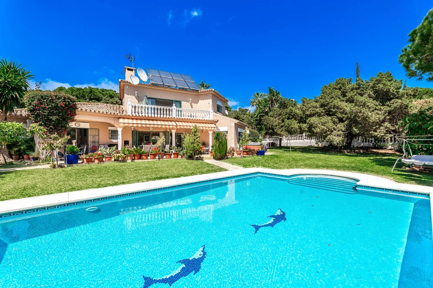 Great Beachside Villa in Marbesa, in one the most Saught-after Urbanization of the area