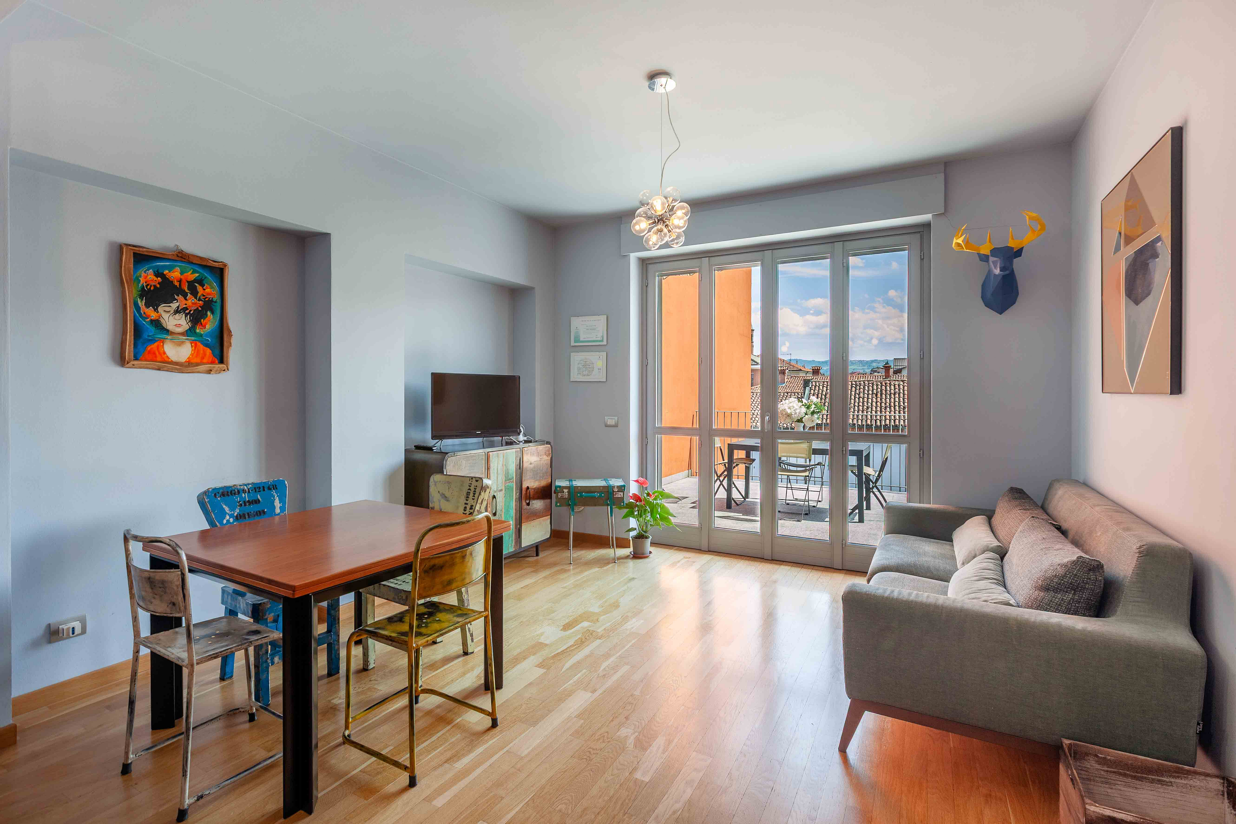 Apartment with panoramic terraces a short walk from the historic center