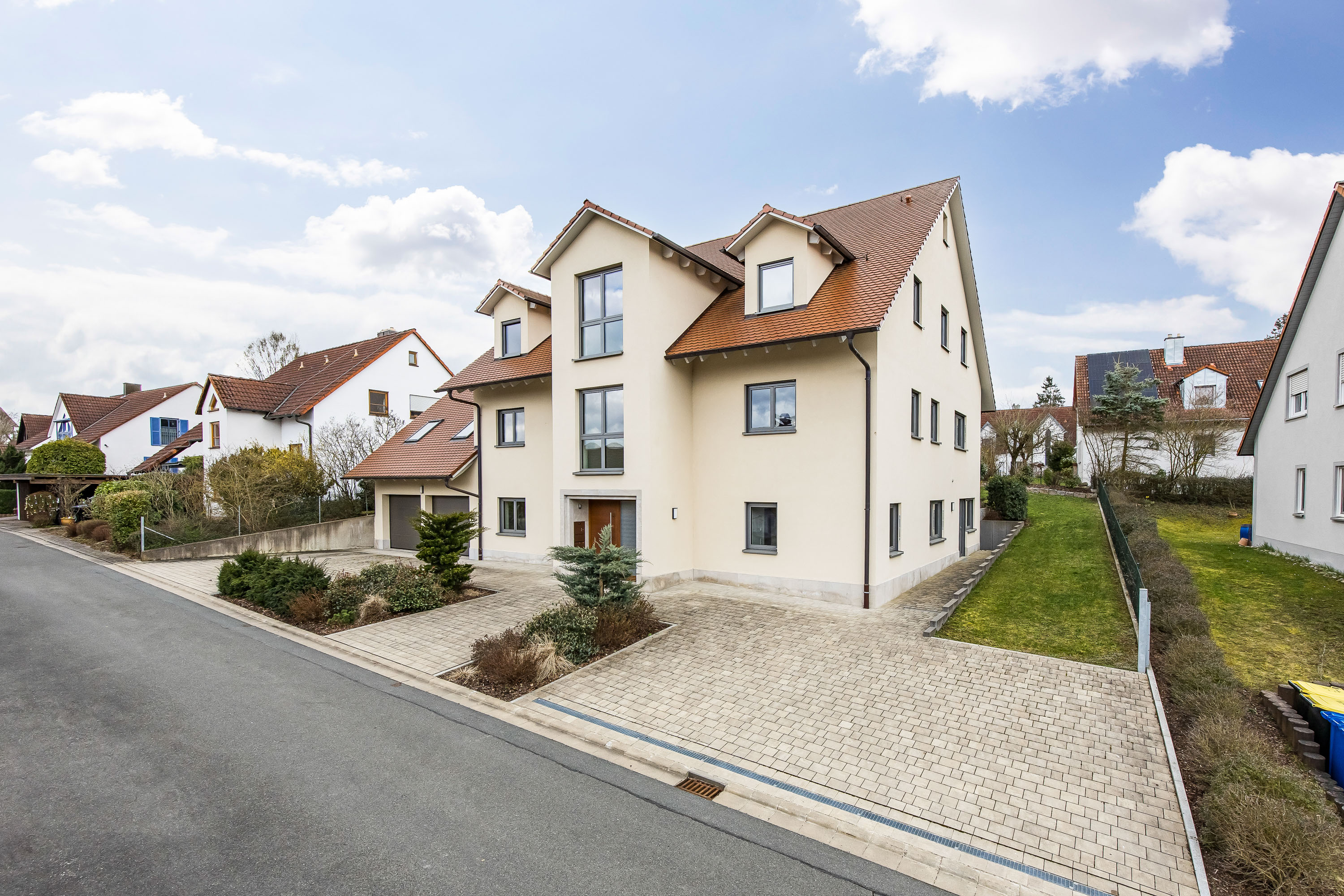 Für Jung & Alt: Komplettes 3-Parteien-Haus (Neubau, Lift, rollstuhlgerecht)