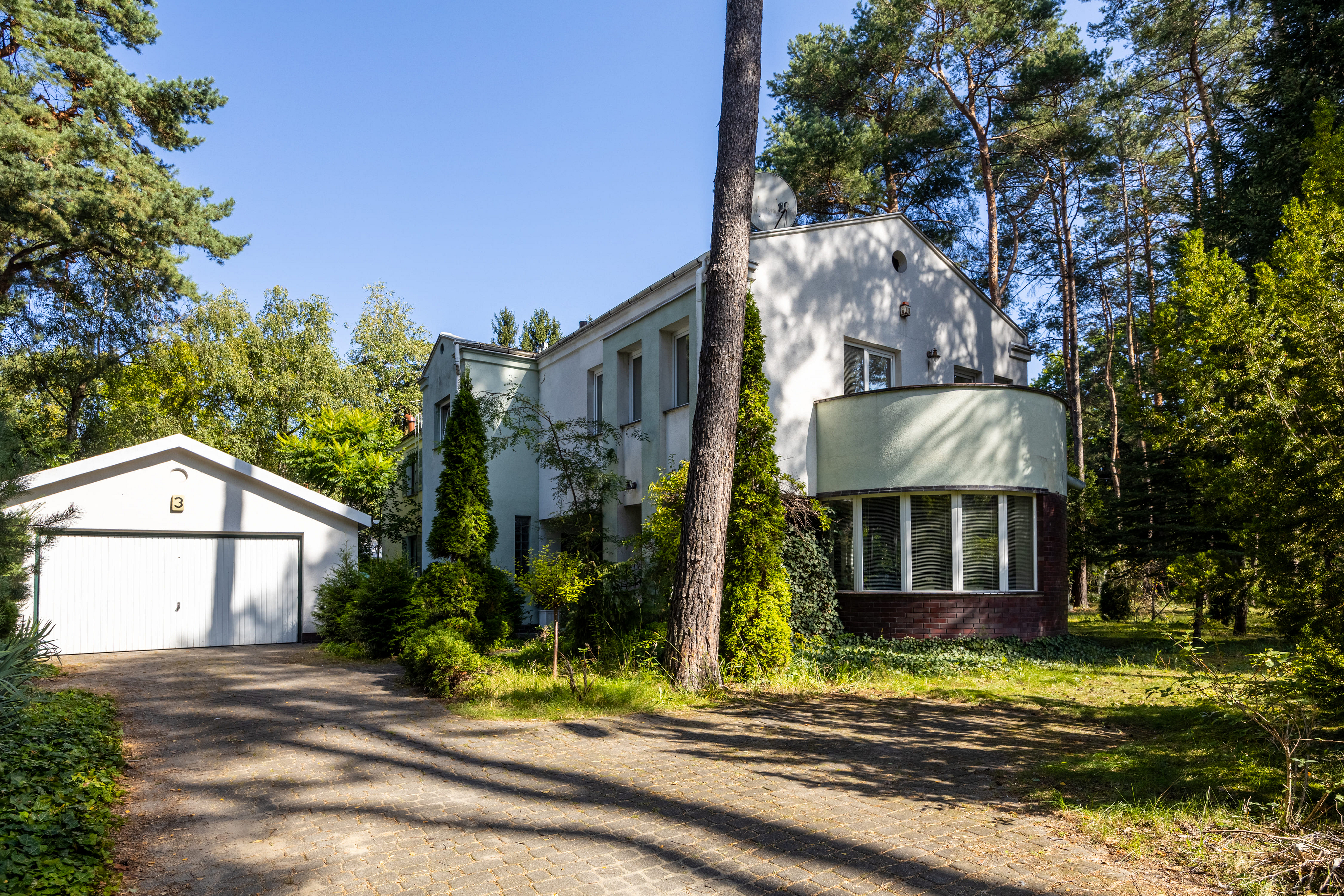 Dom w otoczeniu sosnowego lasu – Konstancin-Jeziorna