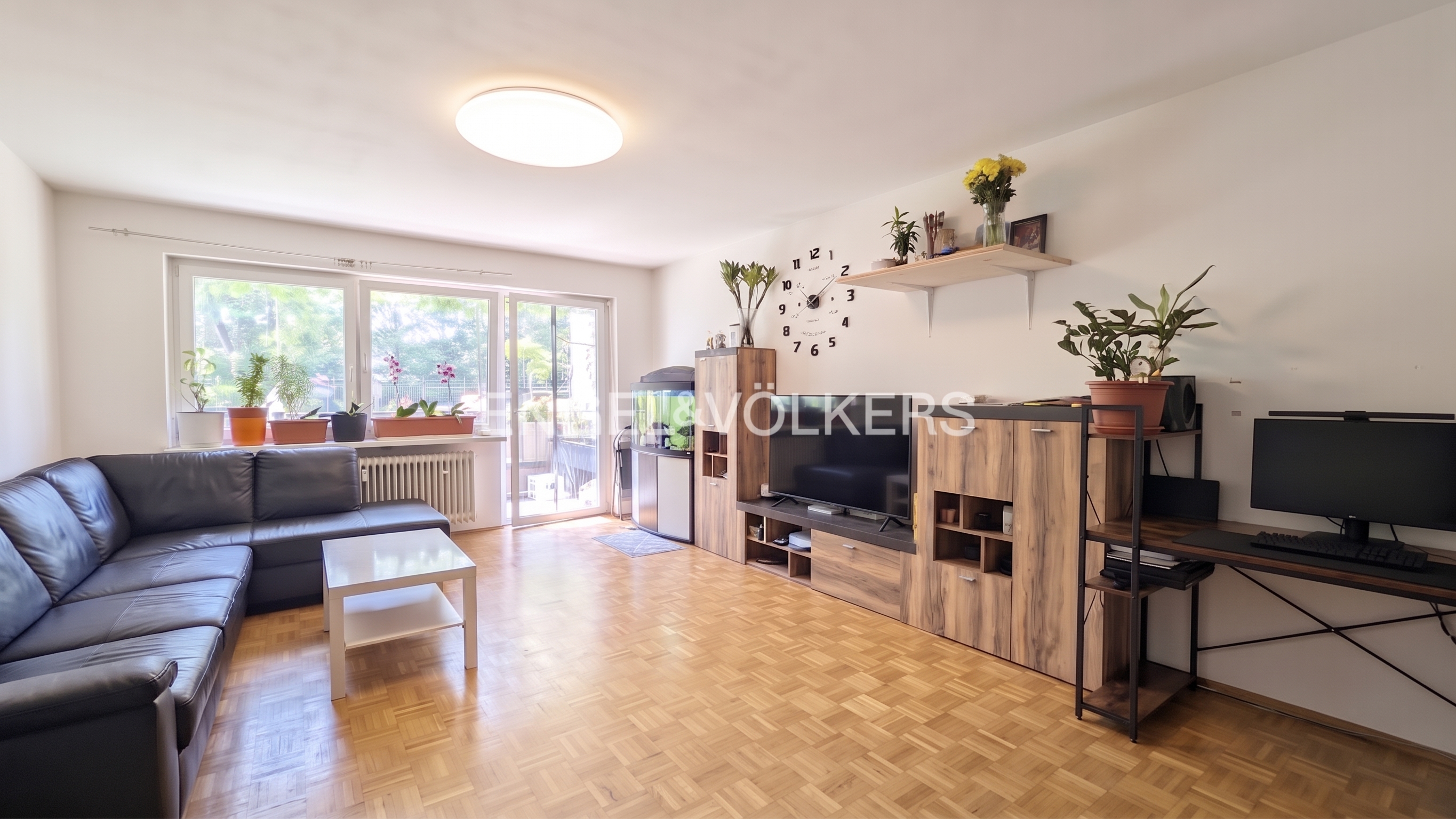 3-Zimmer-Wohnung mit Südbalkon und Einzelgarage - Ihre Kapitalanlage in Regensburg [AI-modified]