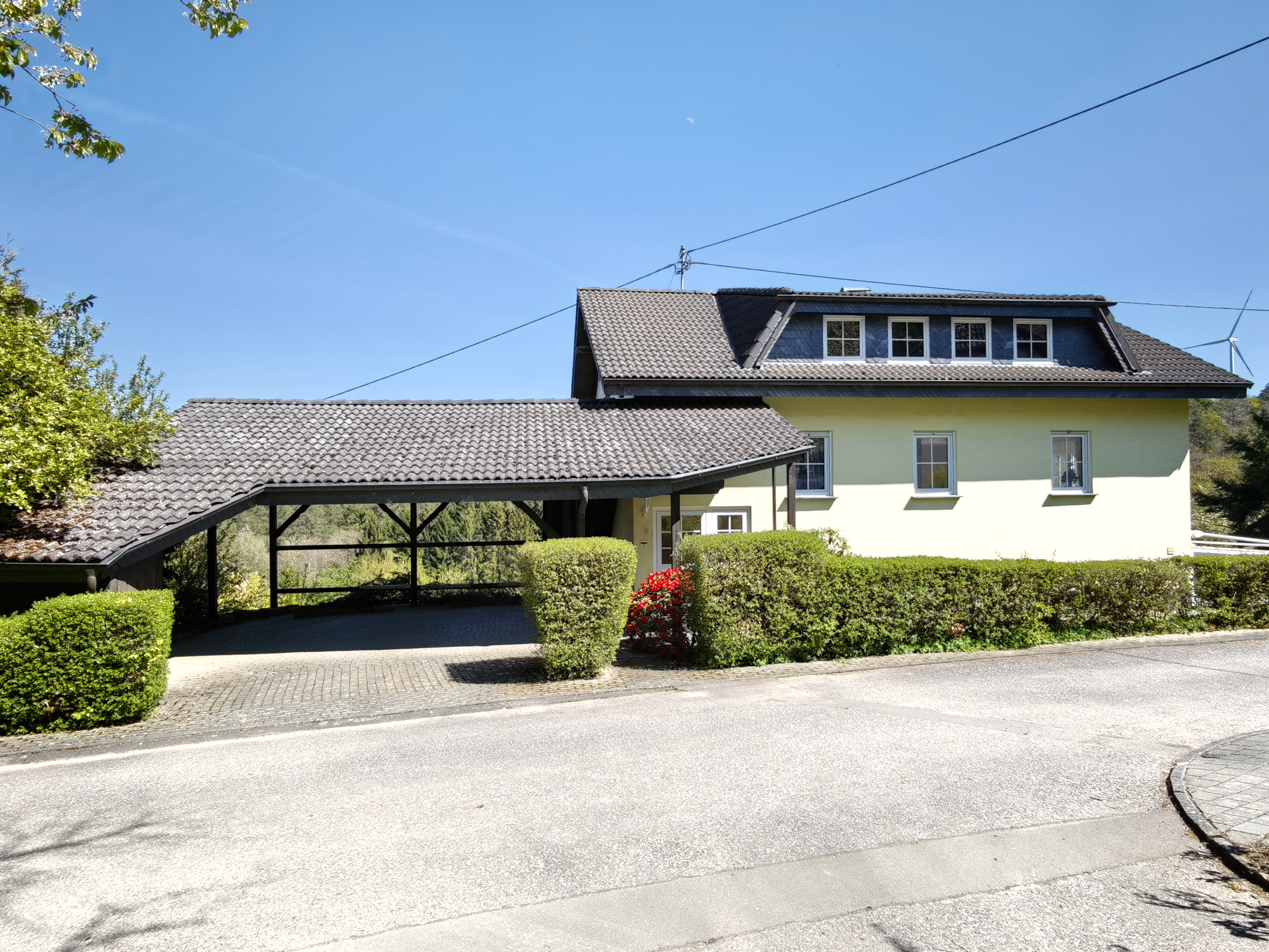 Großes Ein-/Zweifamilienhaus mit parkähnlichem Gartengrundstück, Garage und Carport in naturnaher Ortsrandlage