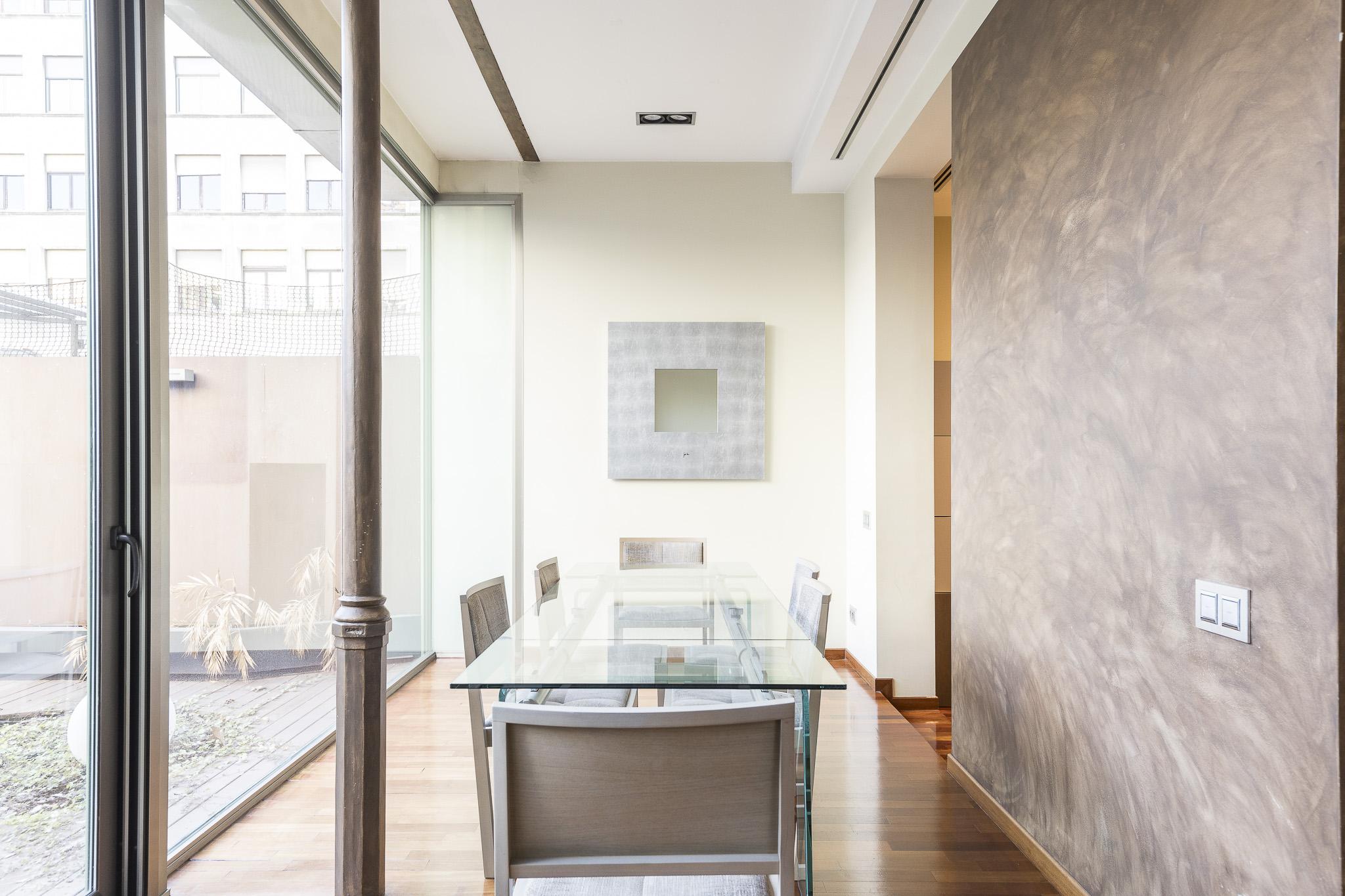 Exclusive apartment in a regal building with terrace in Eixample