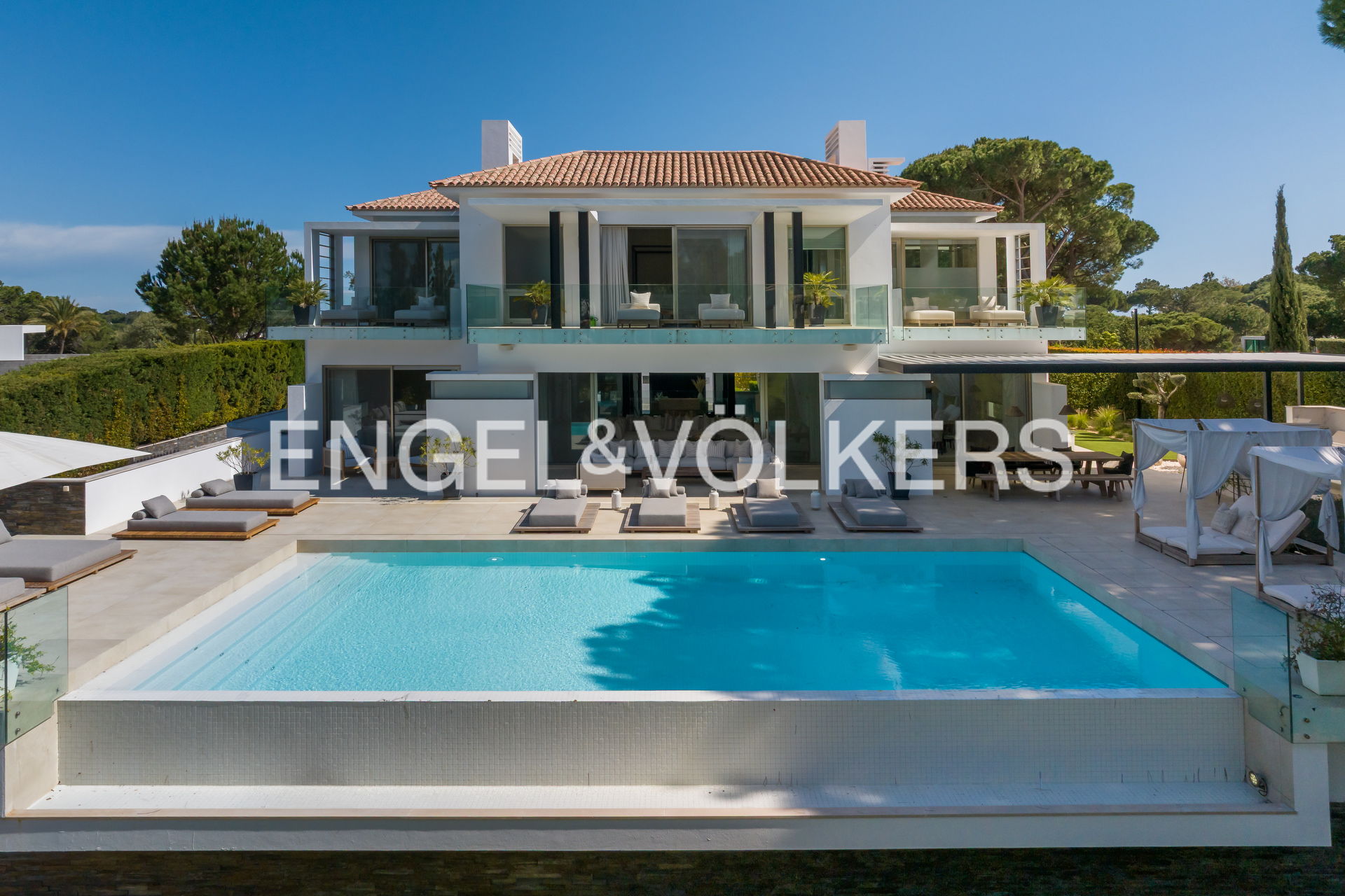 Stunning 7-Bedroom Villa with Prime Golf Course Views in Quinta do Lago