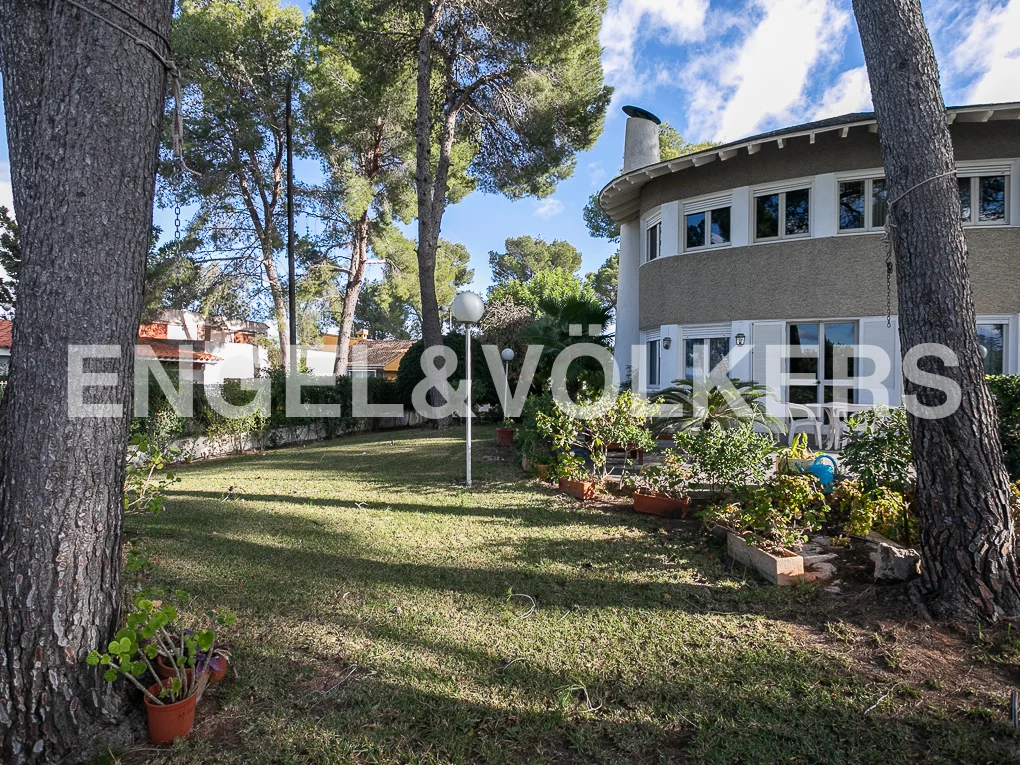 Beautiful and bright property with garden and pool in Carcaixent