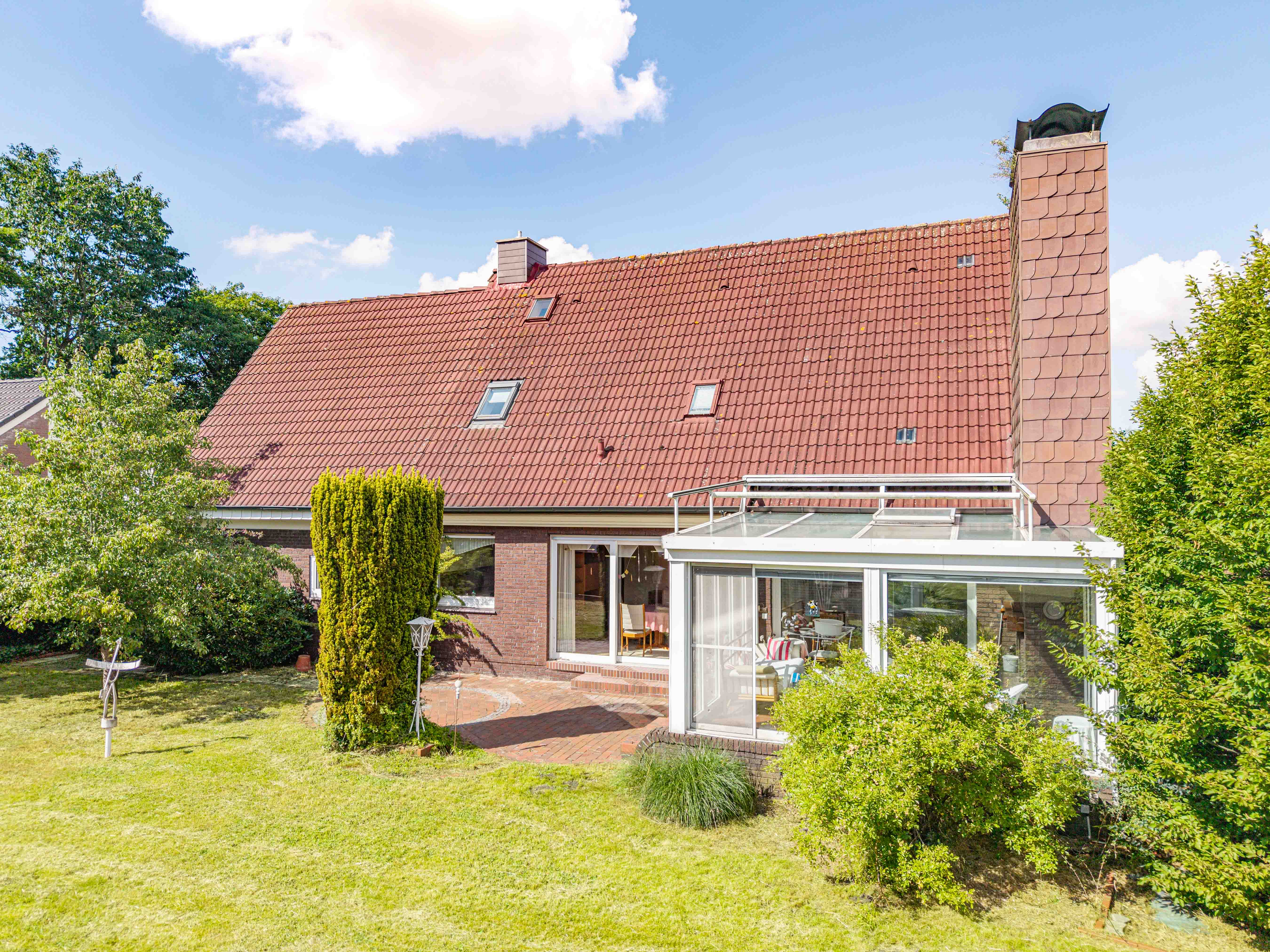 Möbliertes Einfamilienhaus mit Wintergarten und großzügigem Grundstück in ruhiger Lage !