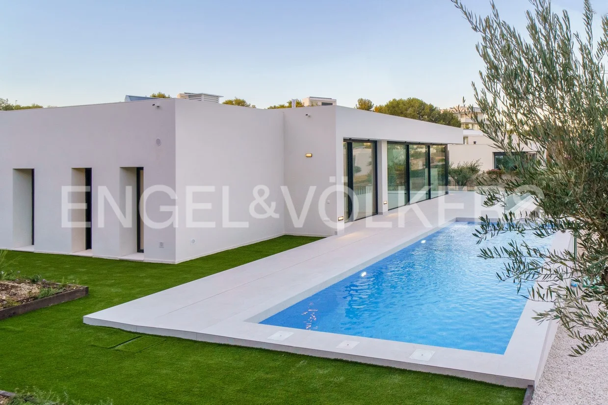 Luxury ground floor detached villas with private pool in las colinas