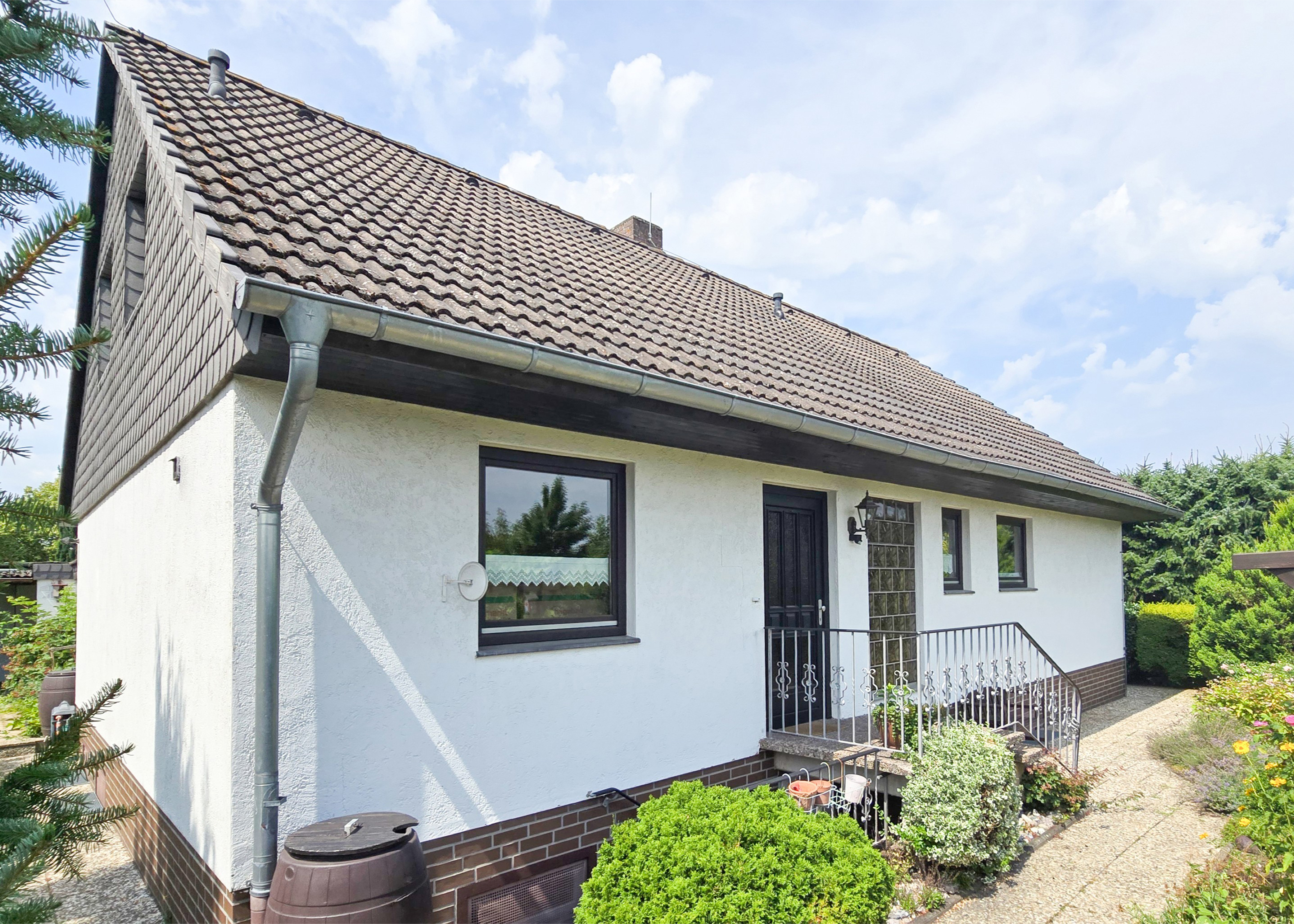Familienhaus mit Erweiterungspotenzial: Dachgeschoss-Ausbaureserve, Süd-West-Garten & Garage