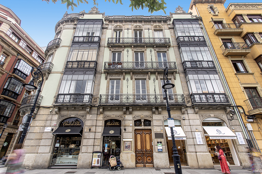 Exclusive penthouse in a landmark building in central Gijón.