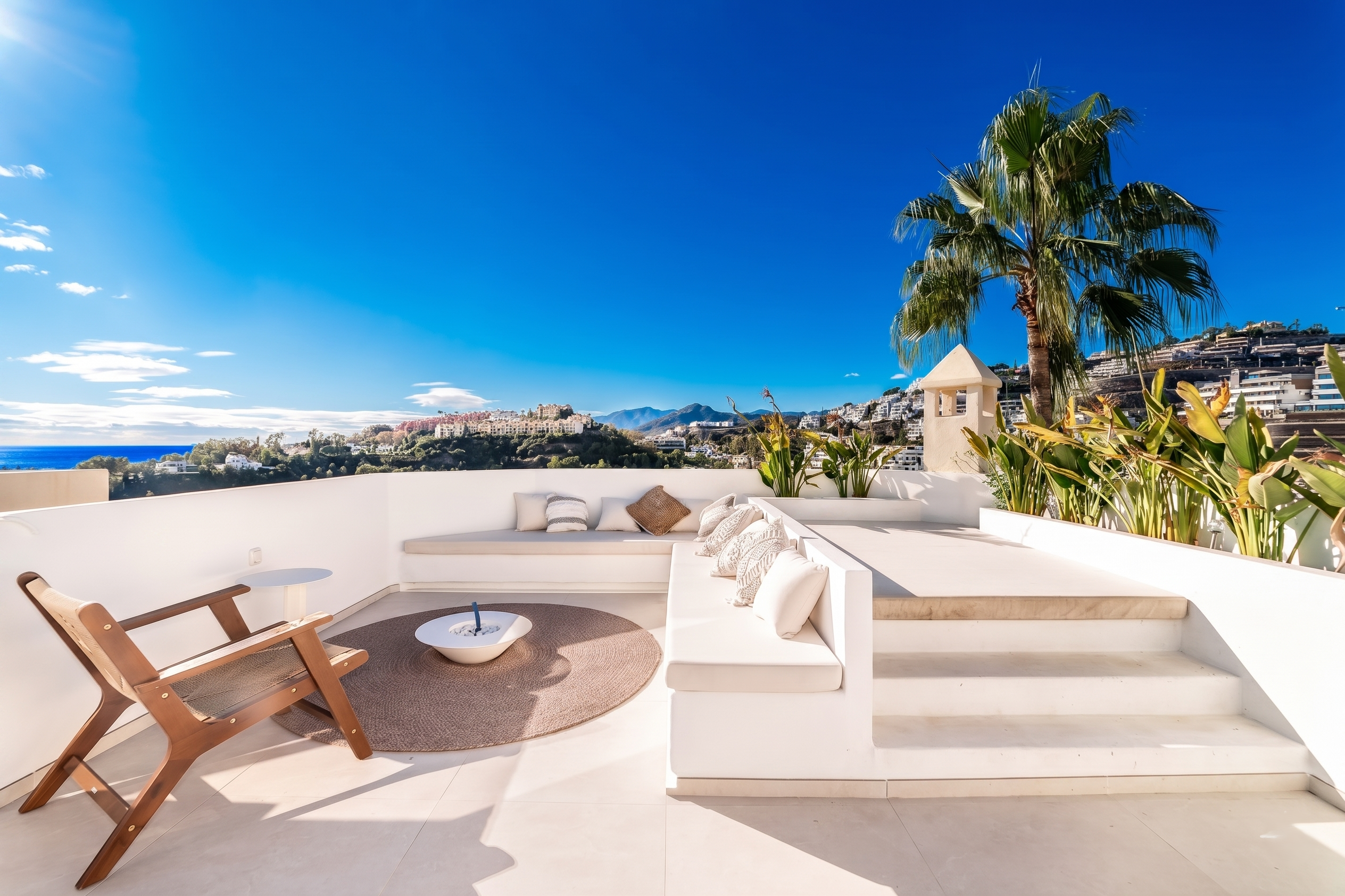 Elegant penthouse duplex with solarium and sea views in gated community