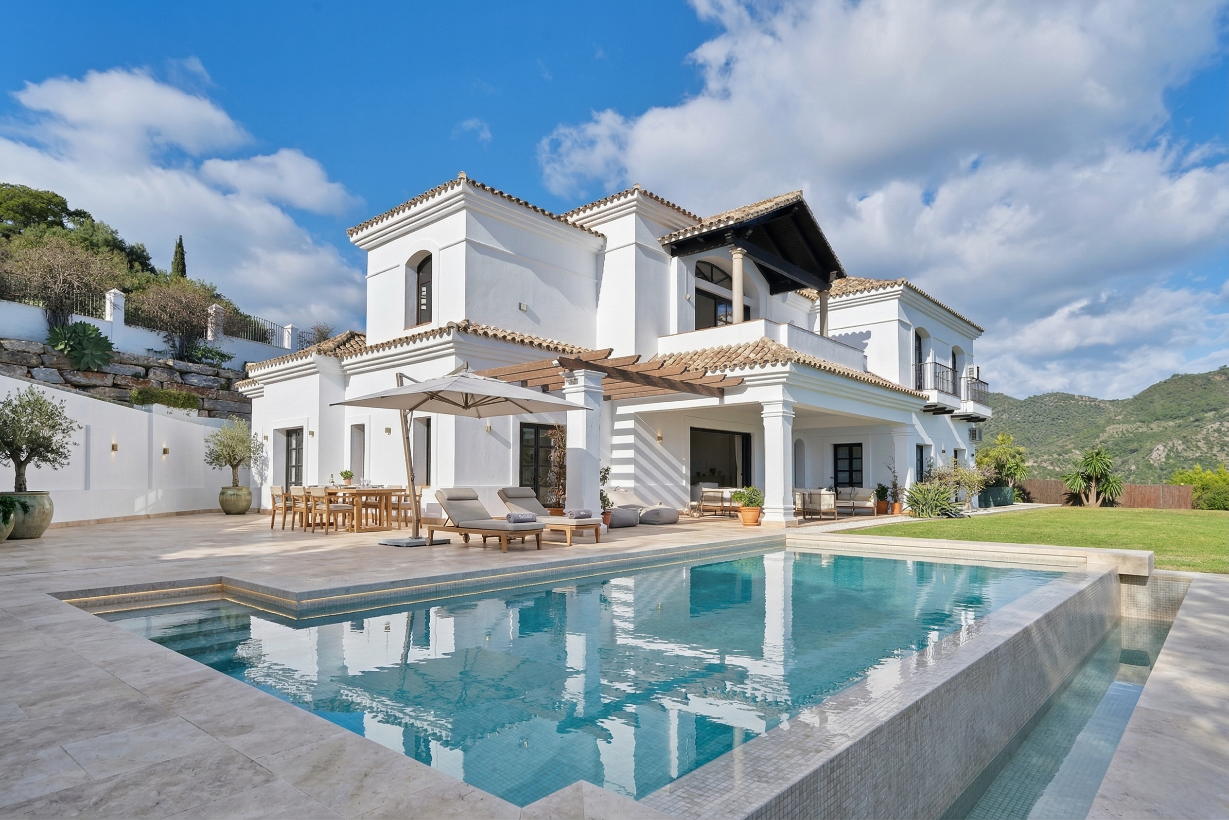 Majestätische andalusische Villa mit Panoramablick auf Meer und Berge