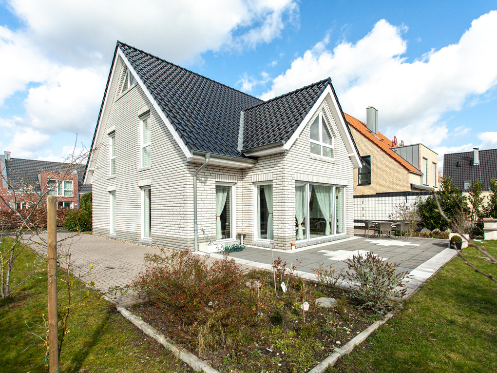 Modernes Einfamilienhaus mit offenem Wohnkonzept und sonnigem Garten