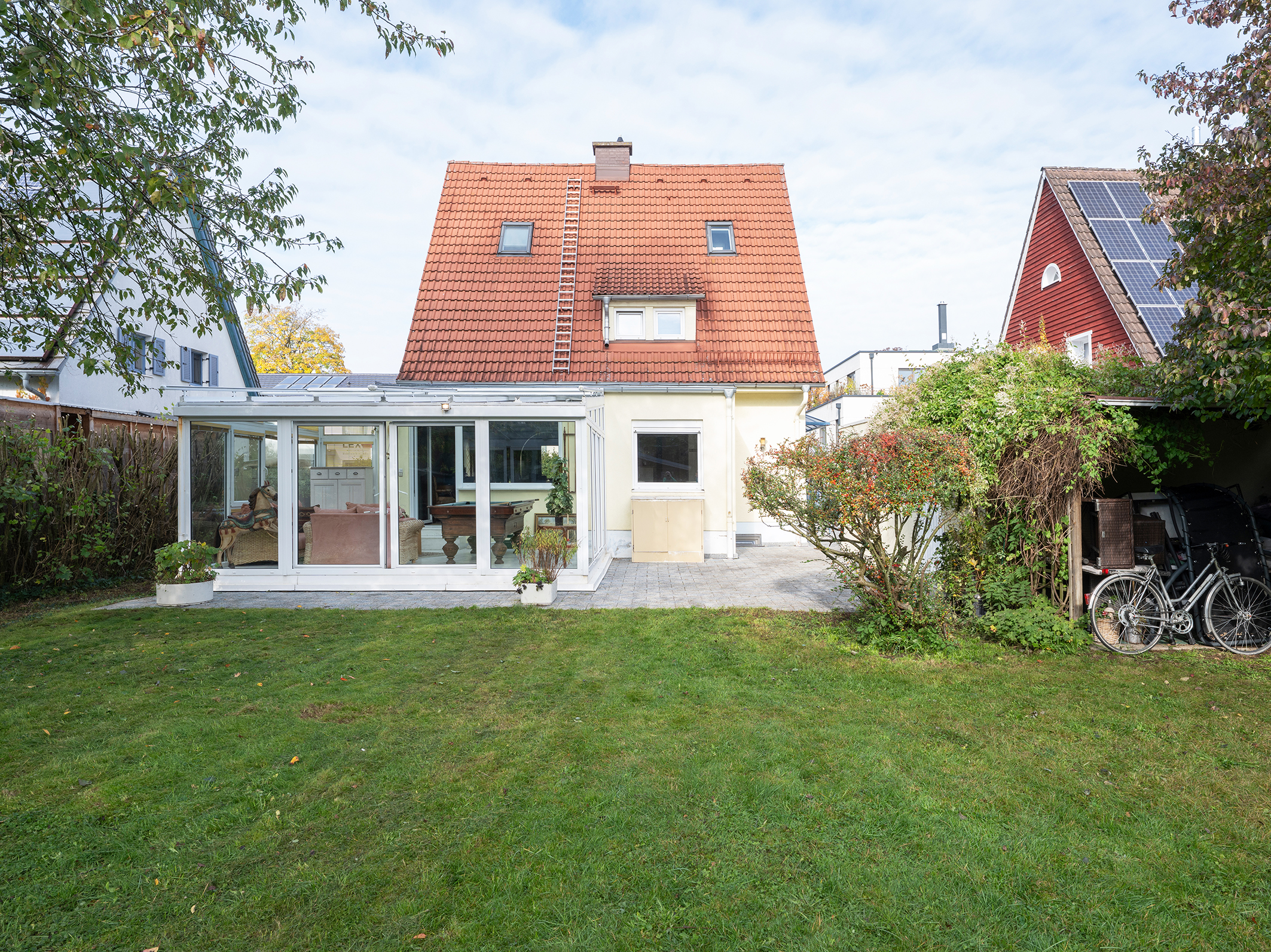 Charming settlement house with potential in a prime location with a large plot