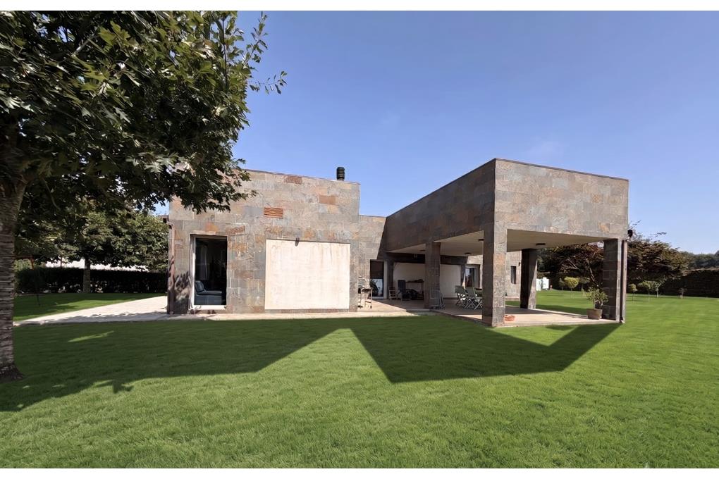 E&V sells a detached designer villa with a 1,950 m² plot just 5 minutes from Lalin