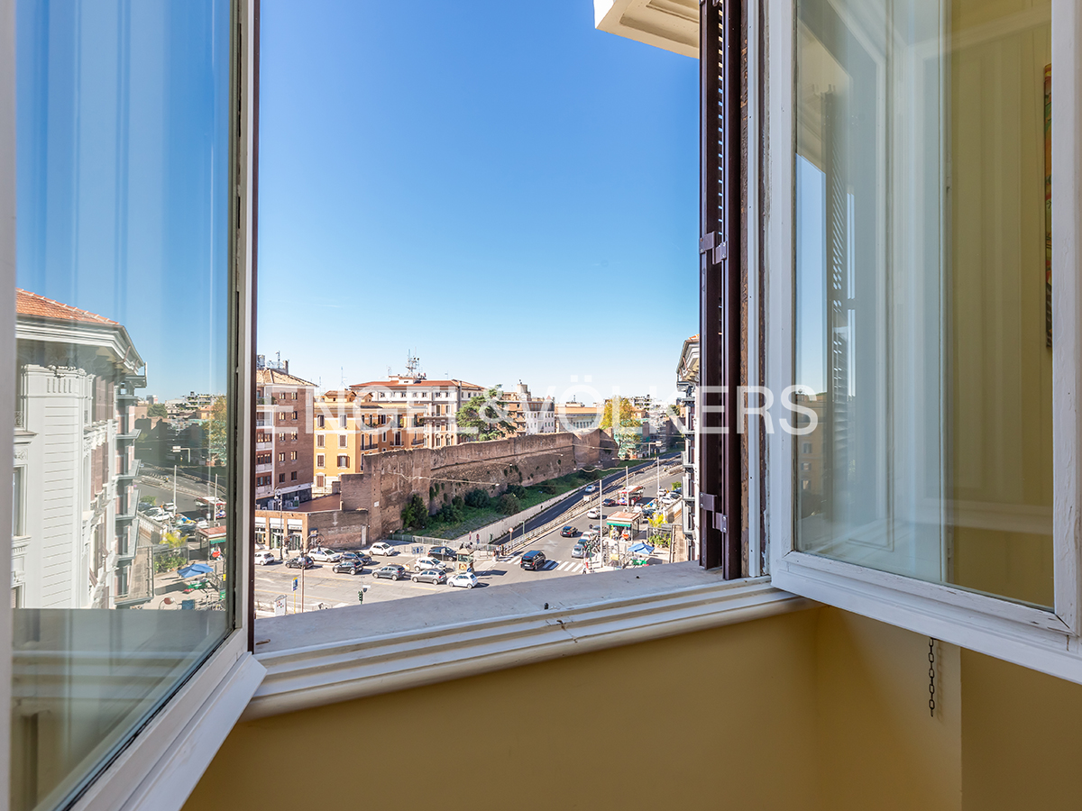 Elegance with a view of the Aurelian Walls