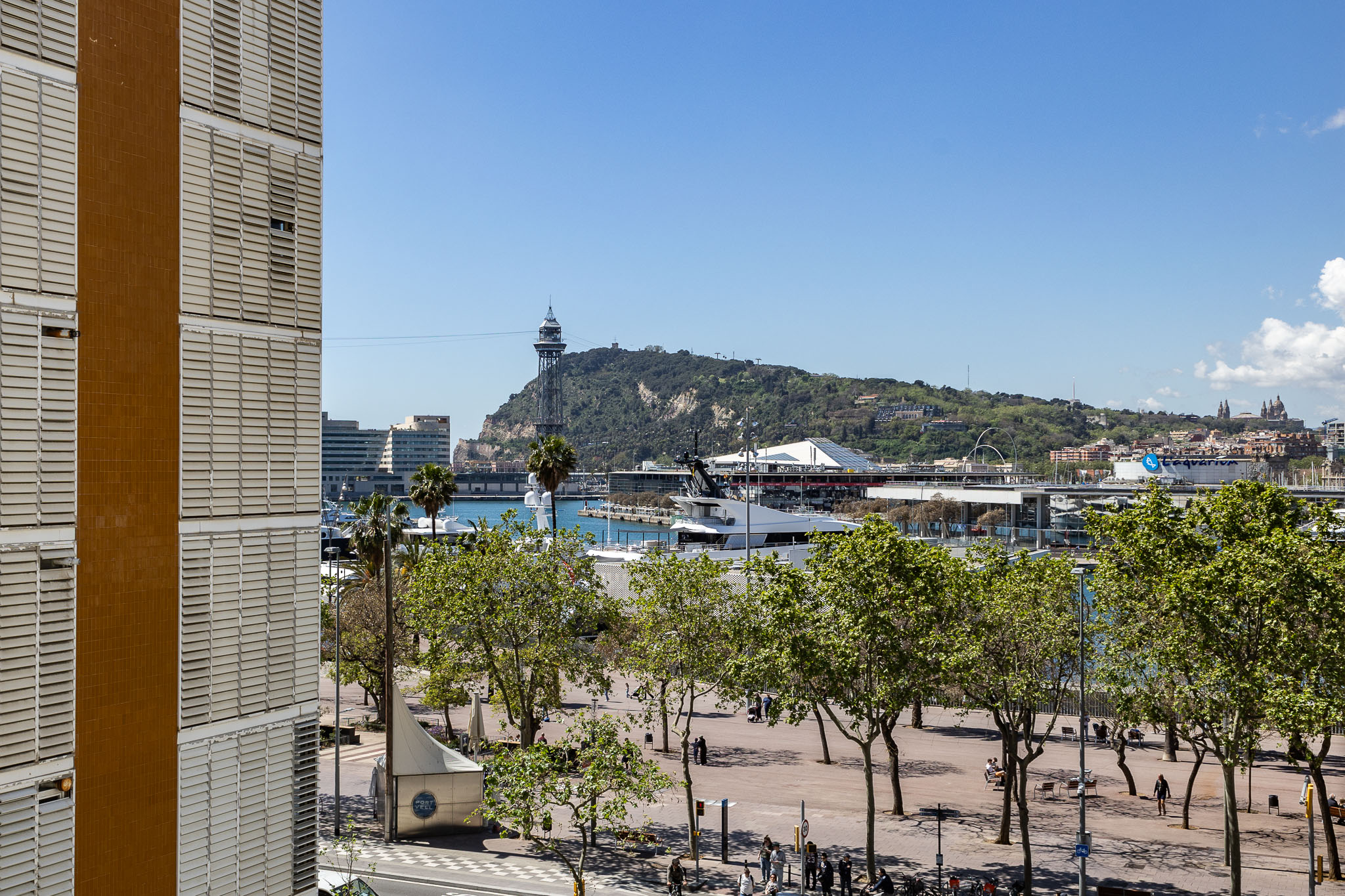 Refurbished and furnished flat with a view of the harbour