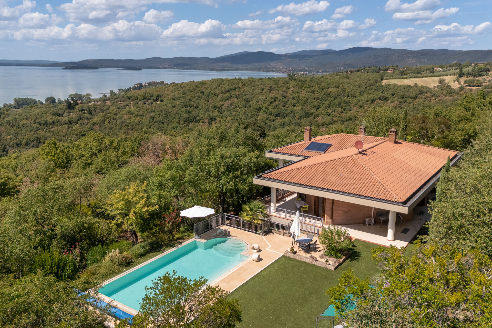 Großzügige Villa mit Infinity-Pool und dem Trasimenischen See als Bühne