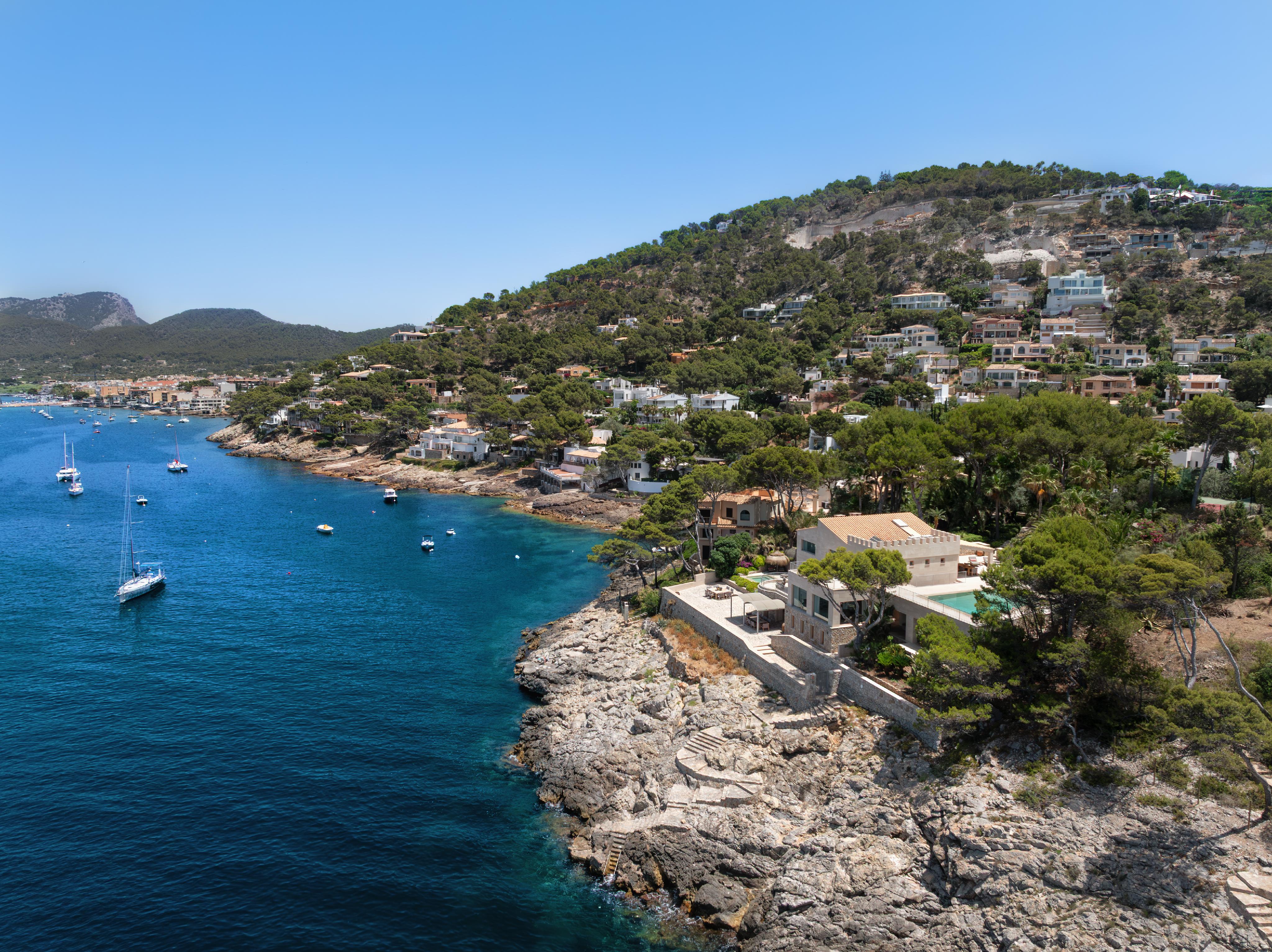 Unique estate with direct sea access and tennis court in Port Andratx