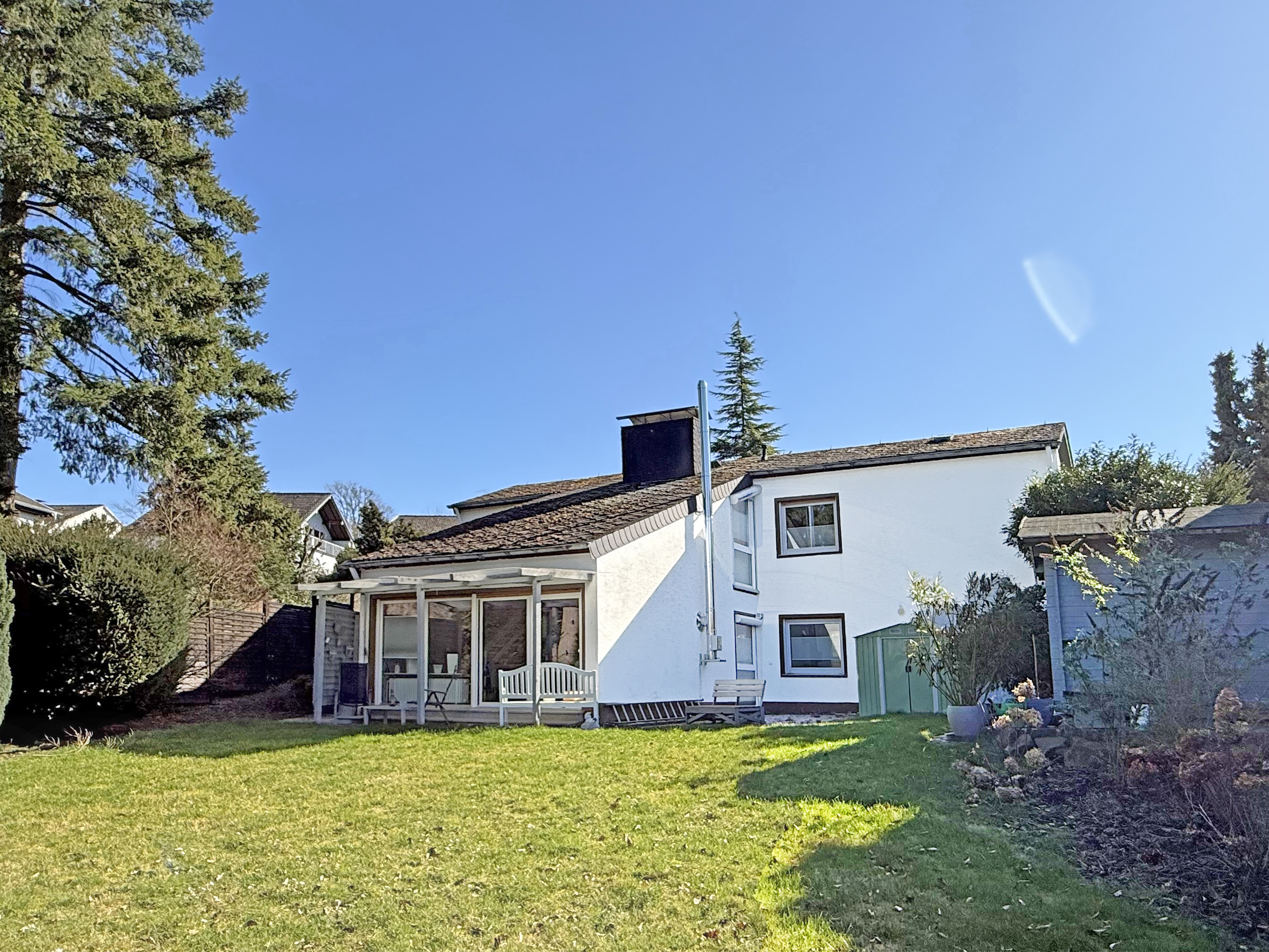 Modernisiertes Einfamilienhaus mit schönem Gartengrundstück und Garage