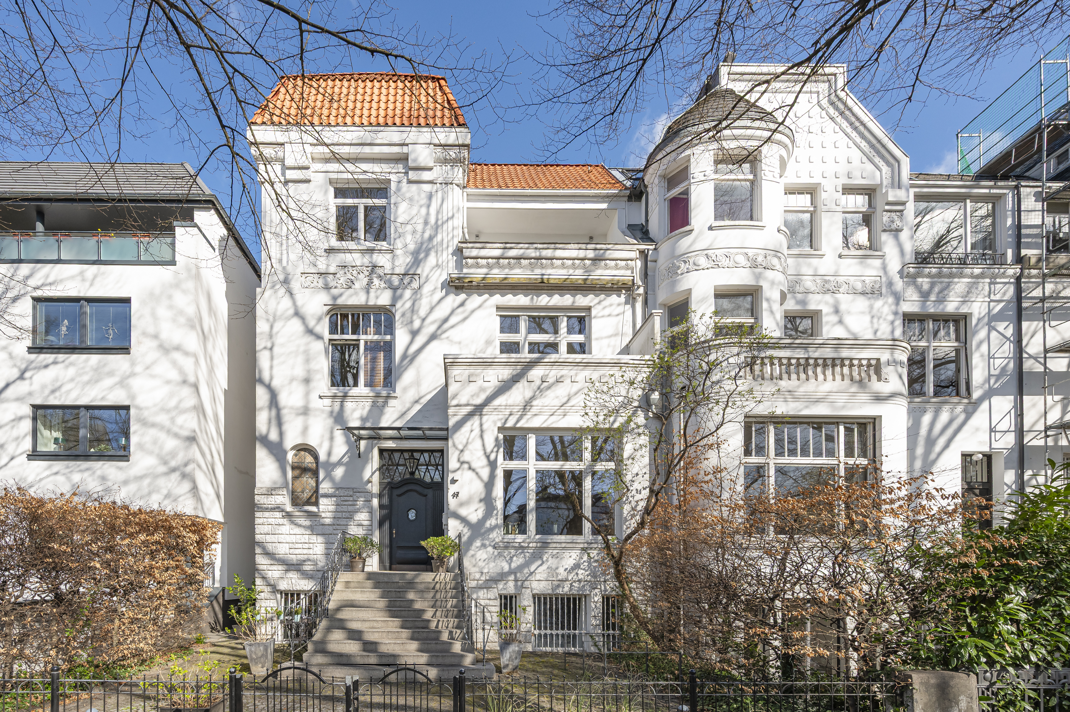 Charmante Stadtvilla am Isebekkanal mit großem Garten und Stellplätzen