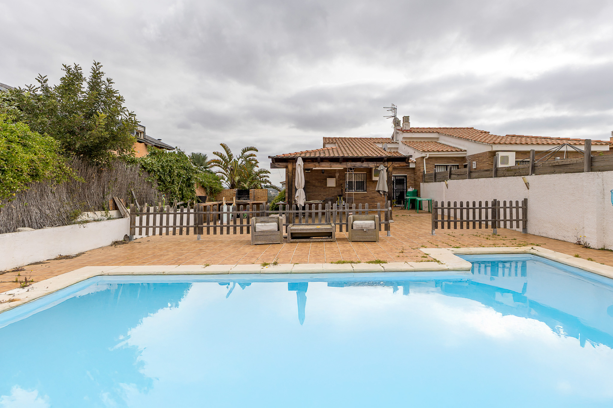 Detached house in the mountains with sea views
