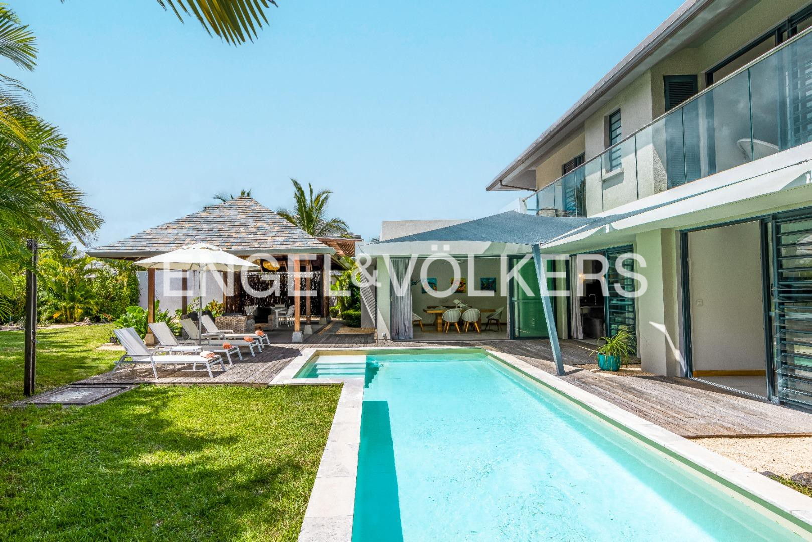 Contemporary Elegance: 3-Bedroom Villa in Black River